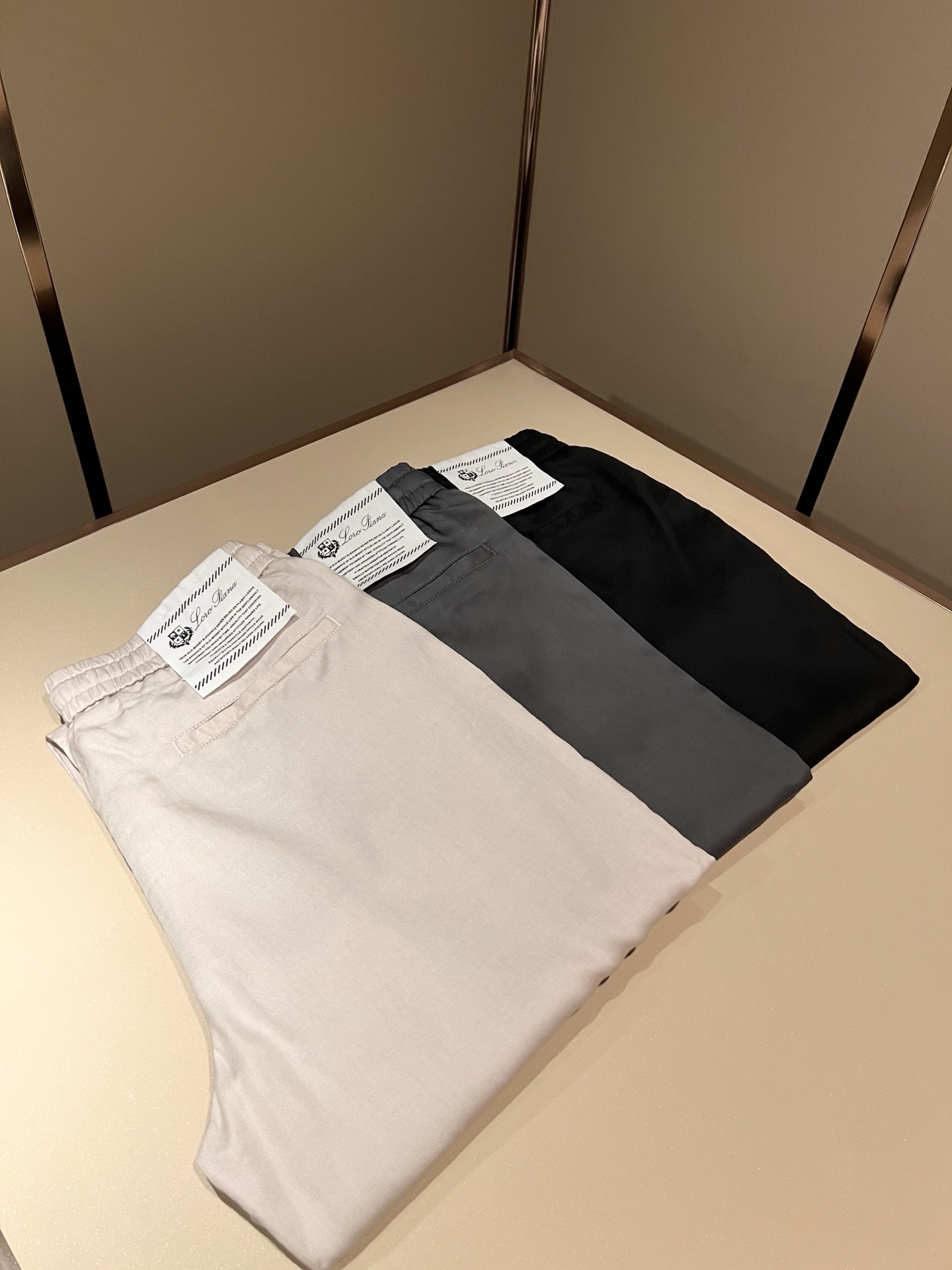 Loro Piana诺悠翩雅 2026春夏新品男士休闲裤，最新的贸易订单全品相！！网红款！上身舒适透气，不僵硬，整体有着