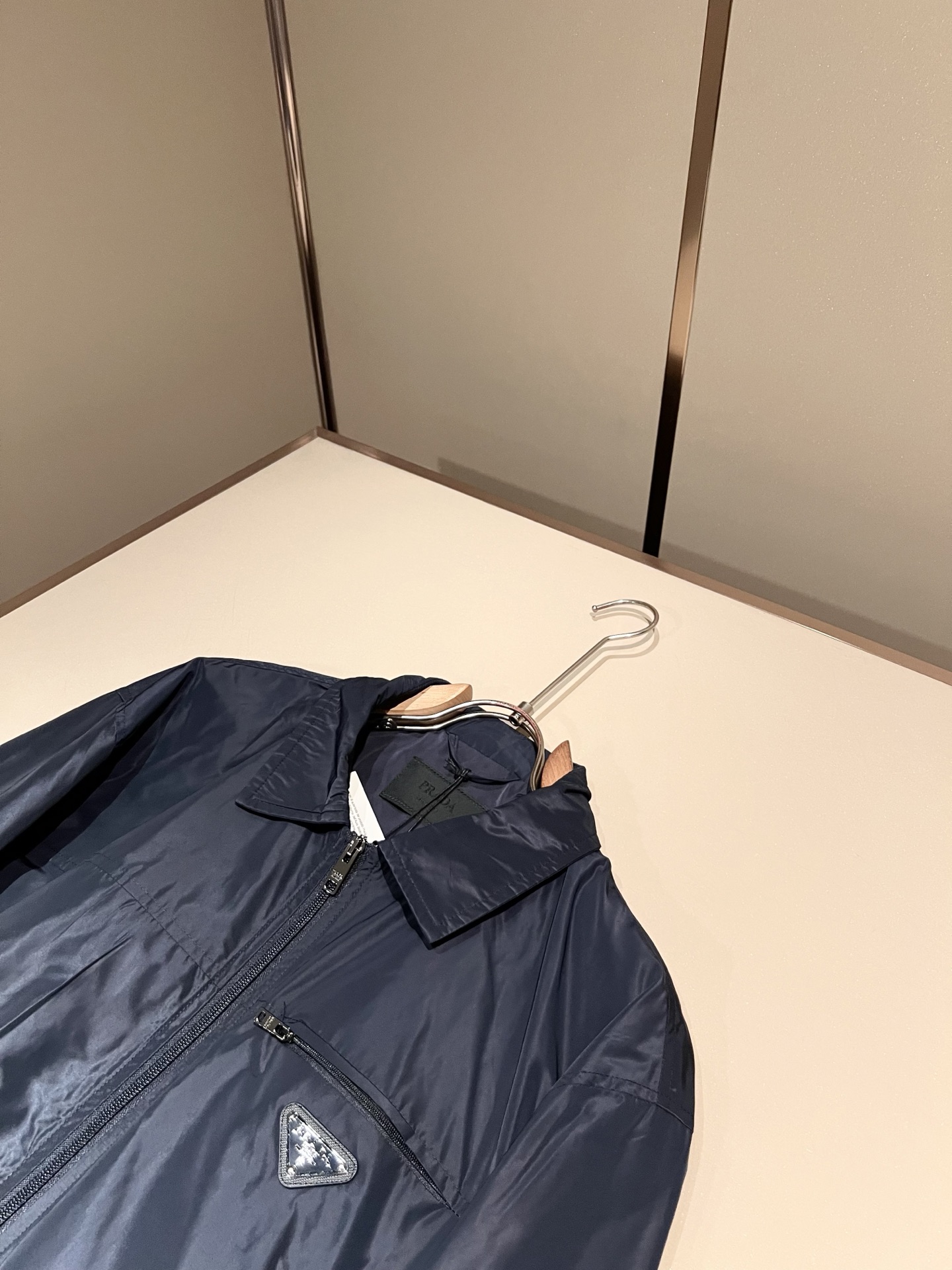 PRAD*A普*达2026秋冬新款男士夹克外套，最新款全网独家首上！！~既经典有时尚百搭，谁不爱啊，将经典再次展现，非常