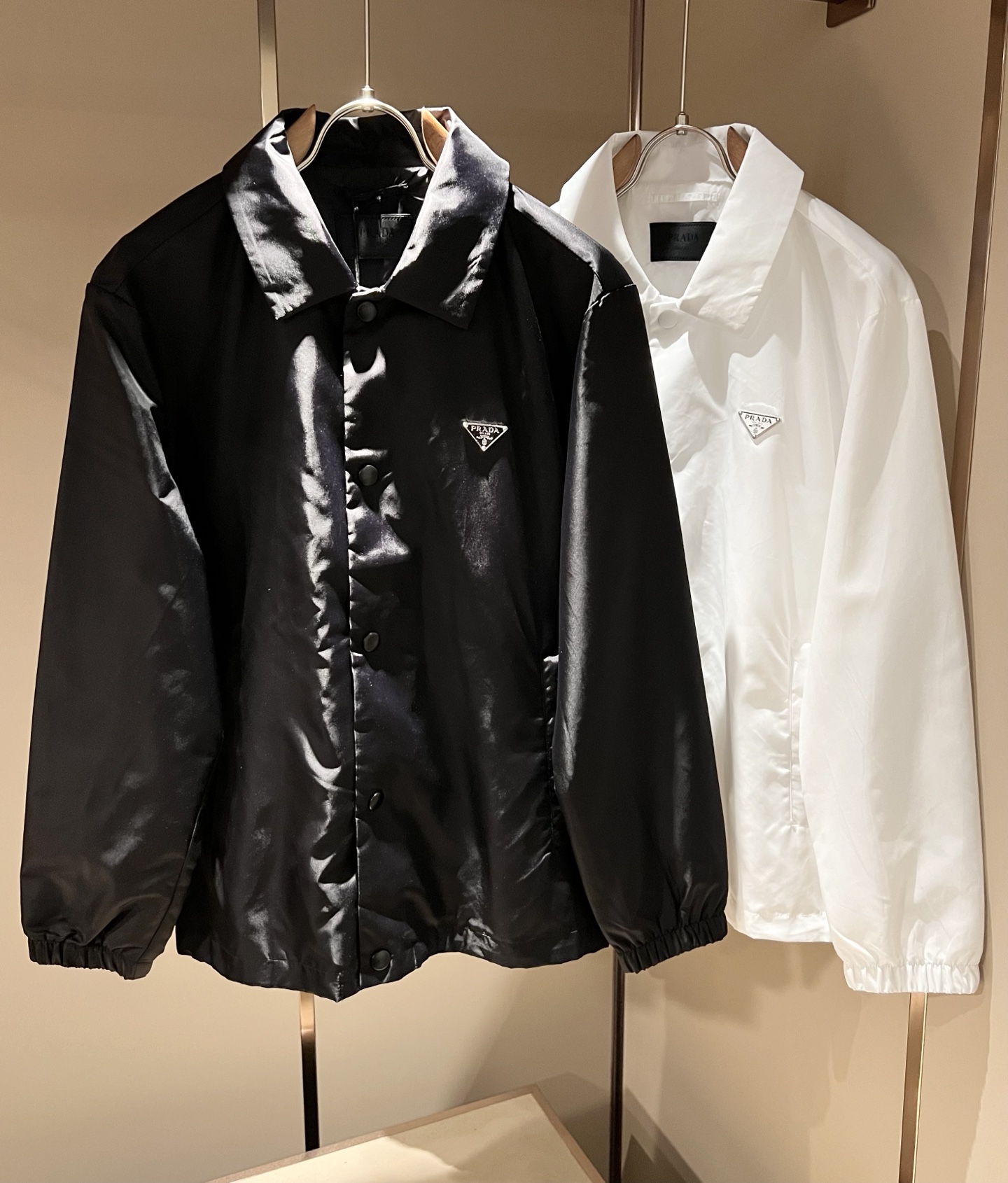 PRAD*A普*达2026秋冬新款男士夹克外套，最新款全网独家首上！！~既经典有时尚百搭，谁不爱啊，将经典再次展现，非常