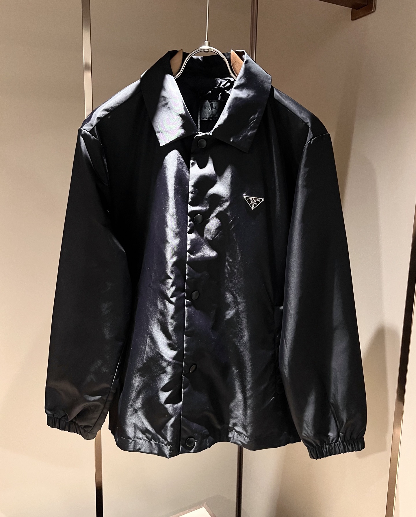 PRAD*A普*达2026秋冬新款男士夹克外套，最新款全网独家首上！！~既经典有时尚百搭，谁不爱啊，将经典再次展现，非常