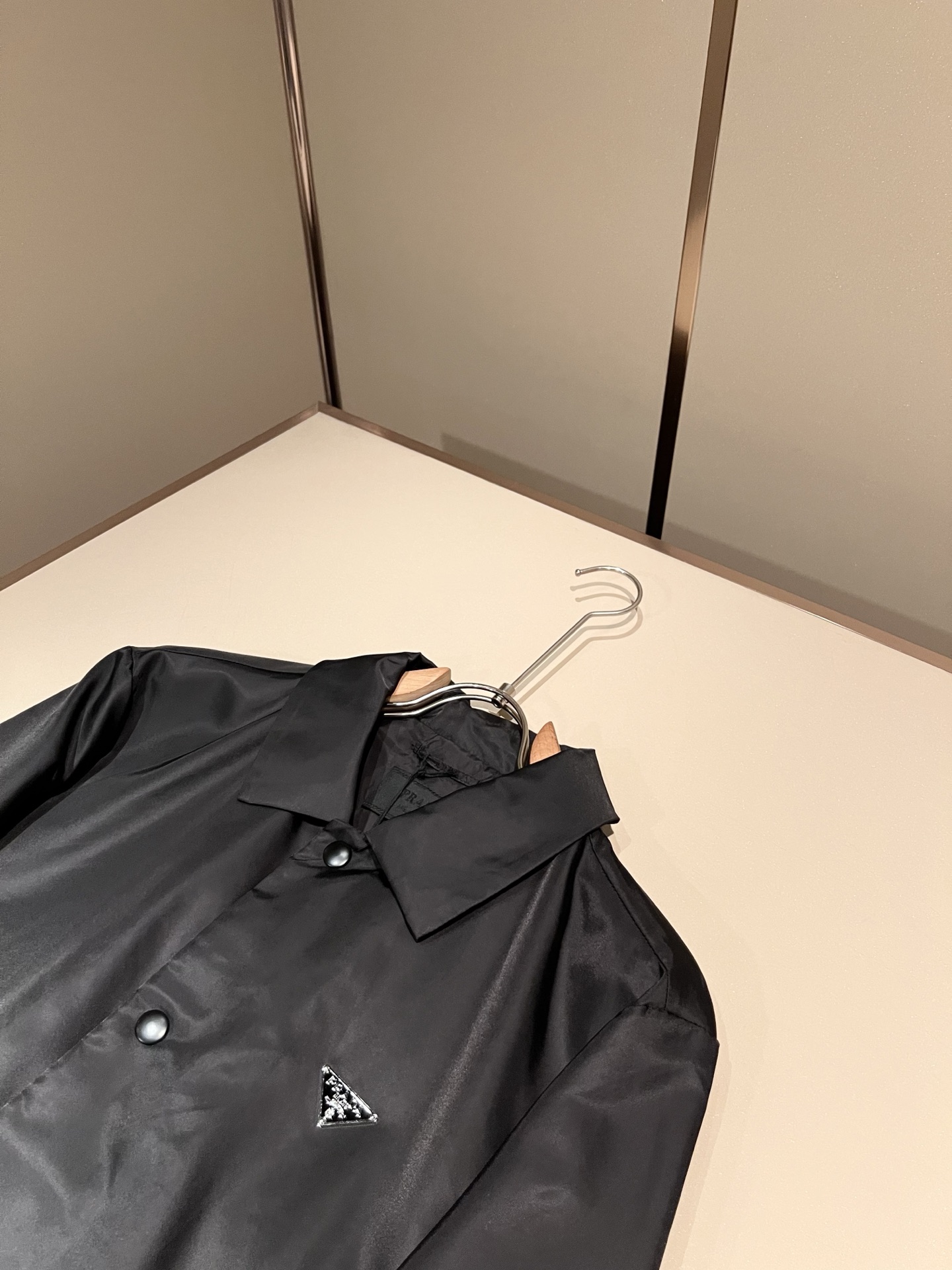 PRAD*A普*达2026秋冬新款男士夹克外套，最新款全网独家首上！！~既经典有时尚百搭，谁不爱啊，将经典再次展现，非常
