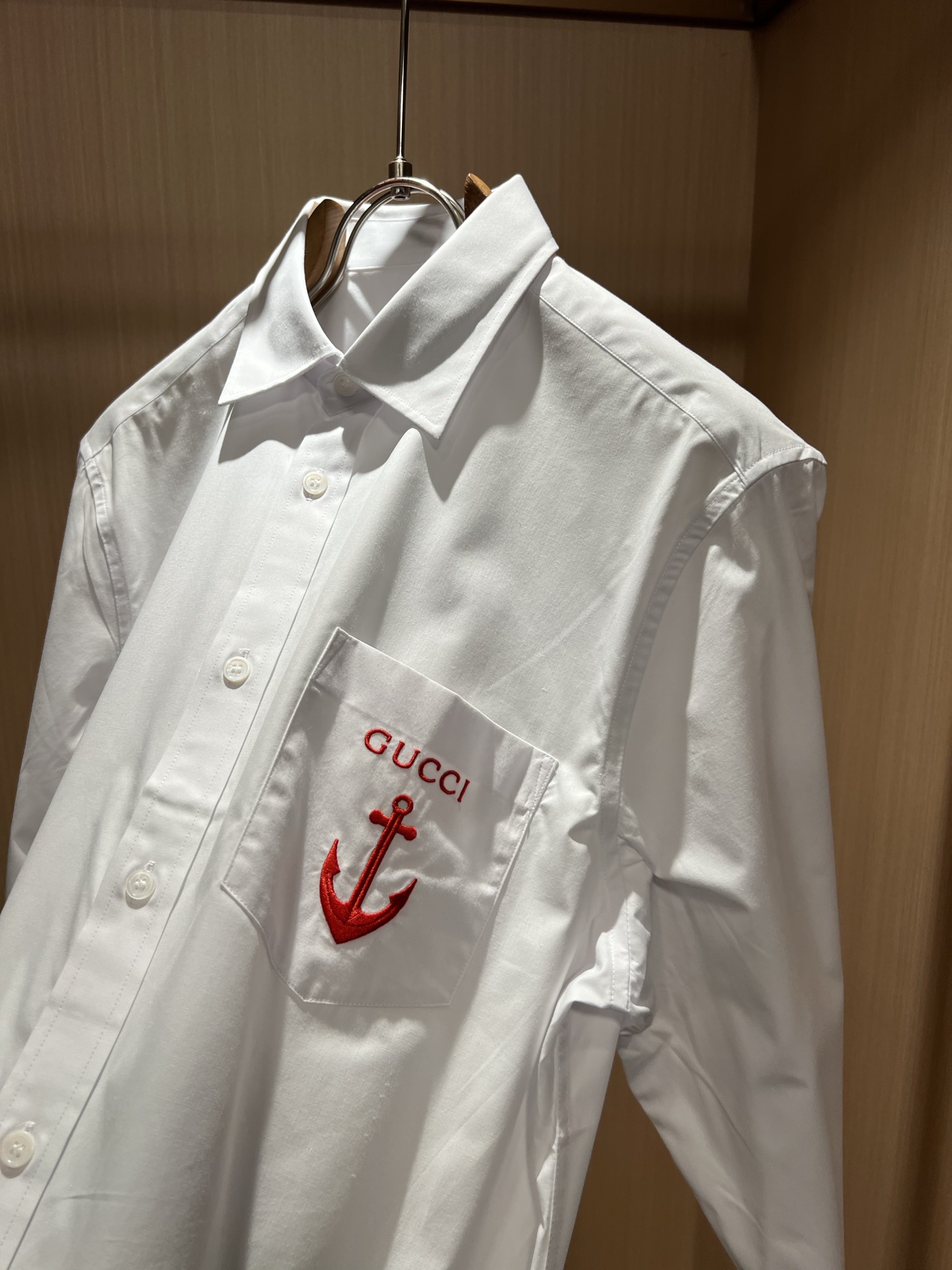 GUC*I 古家 2026秋季新款男士长袖衬衣,贸易公司渠道稀出,同步官网发售!G家系列情侣上线,胸前logo图案刺绣设 GUC*I 古家 2026秋季新款男士长袖衬衣,贸易公司渠道稀出,同步官网发售!G家系列情侣上线,胸前logo图案刺绣设