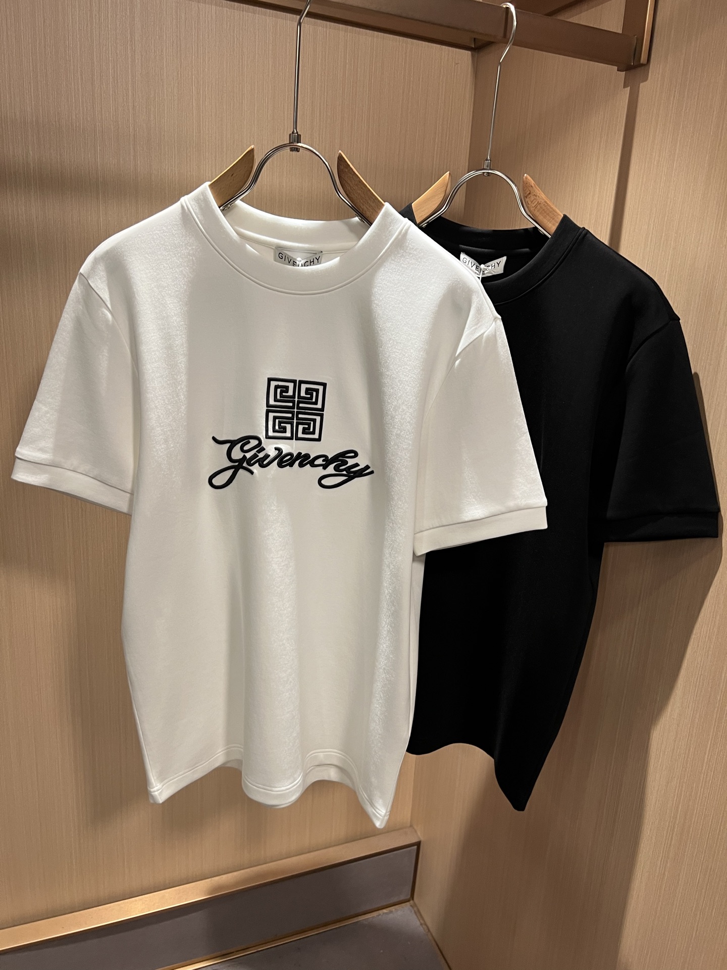 Giv*chy/纪*希2026秋冬新款男女同款👫短袖打底衫，主创时尚注入了全新时尚能量。通过探索各种题材和性感魅力，极具