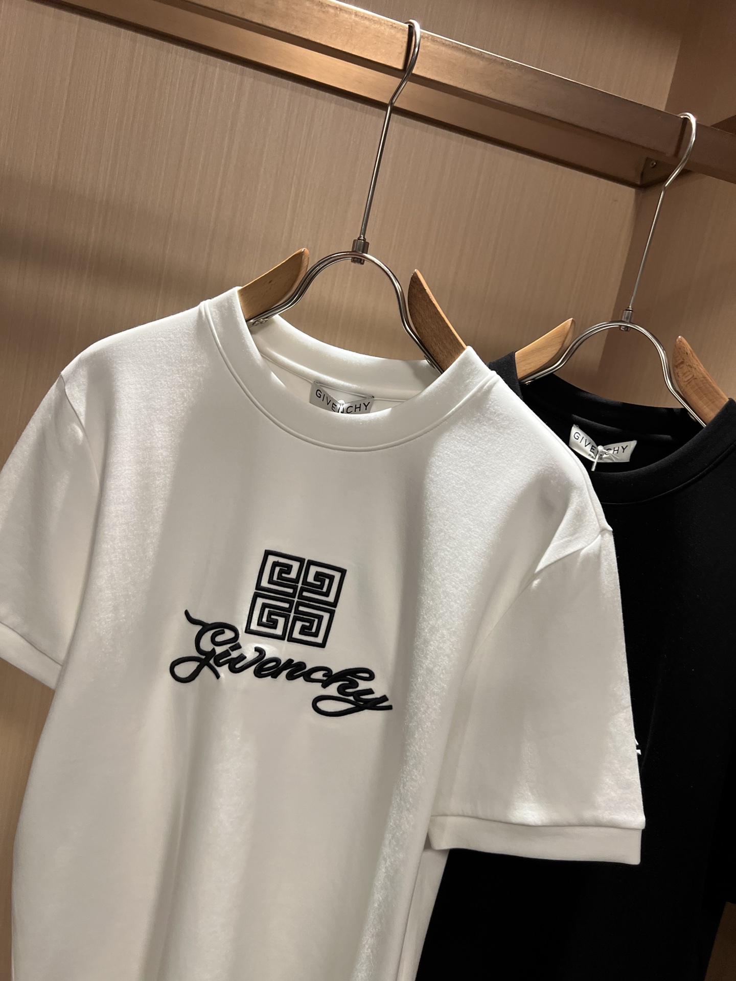 Giv*chy/纪*希2026秋冬新款男女同款👫短袖打底衫，主创时尚注入了全新时尚能量。通过探索各种题材和性感魅力，极具
