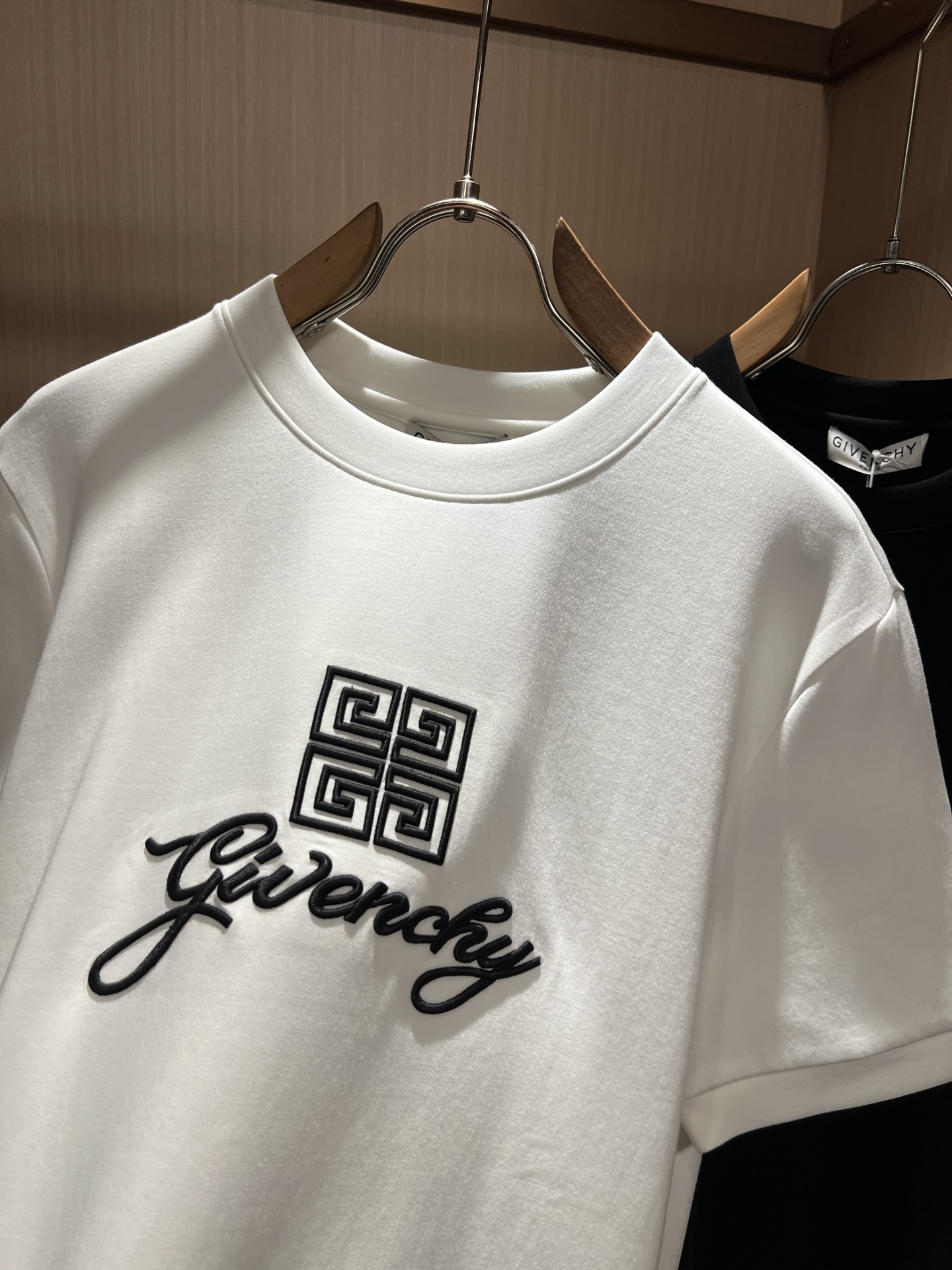 Giv*chy/纪*希2026秋冬新款男女同款👫短袖打底衫，主创时尚注入了全新时尚能量。通过探索各种题材和性感魅力，极具