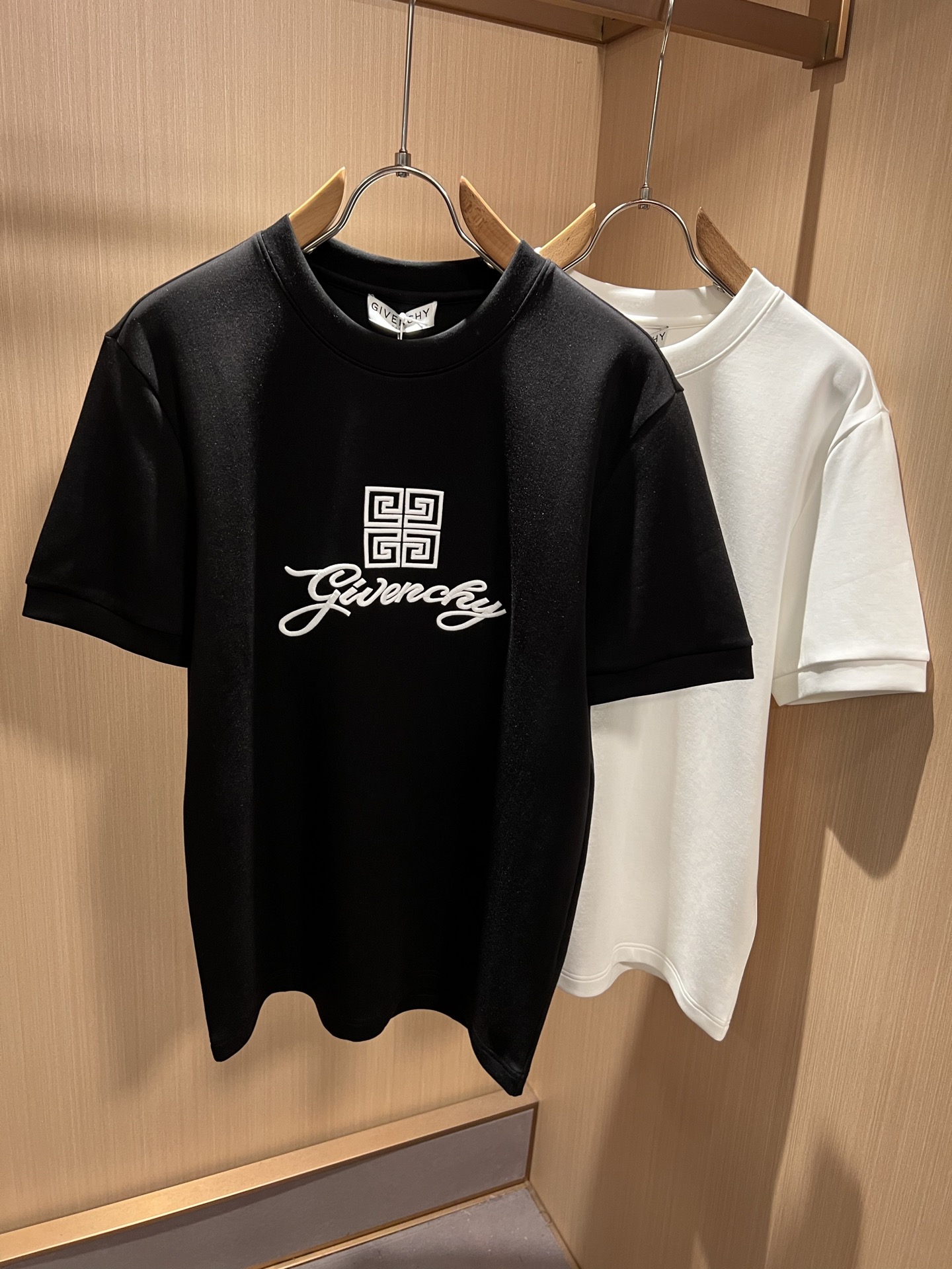 Giv*chy/纪*希2026秋冬新款男女同款👫短袖打底衫，主创时尚注入了全新时尚能量。通过探索各种题材和性感魅力，极具