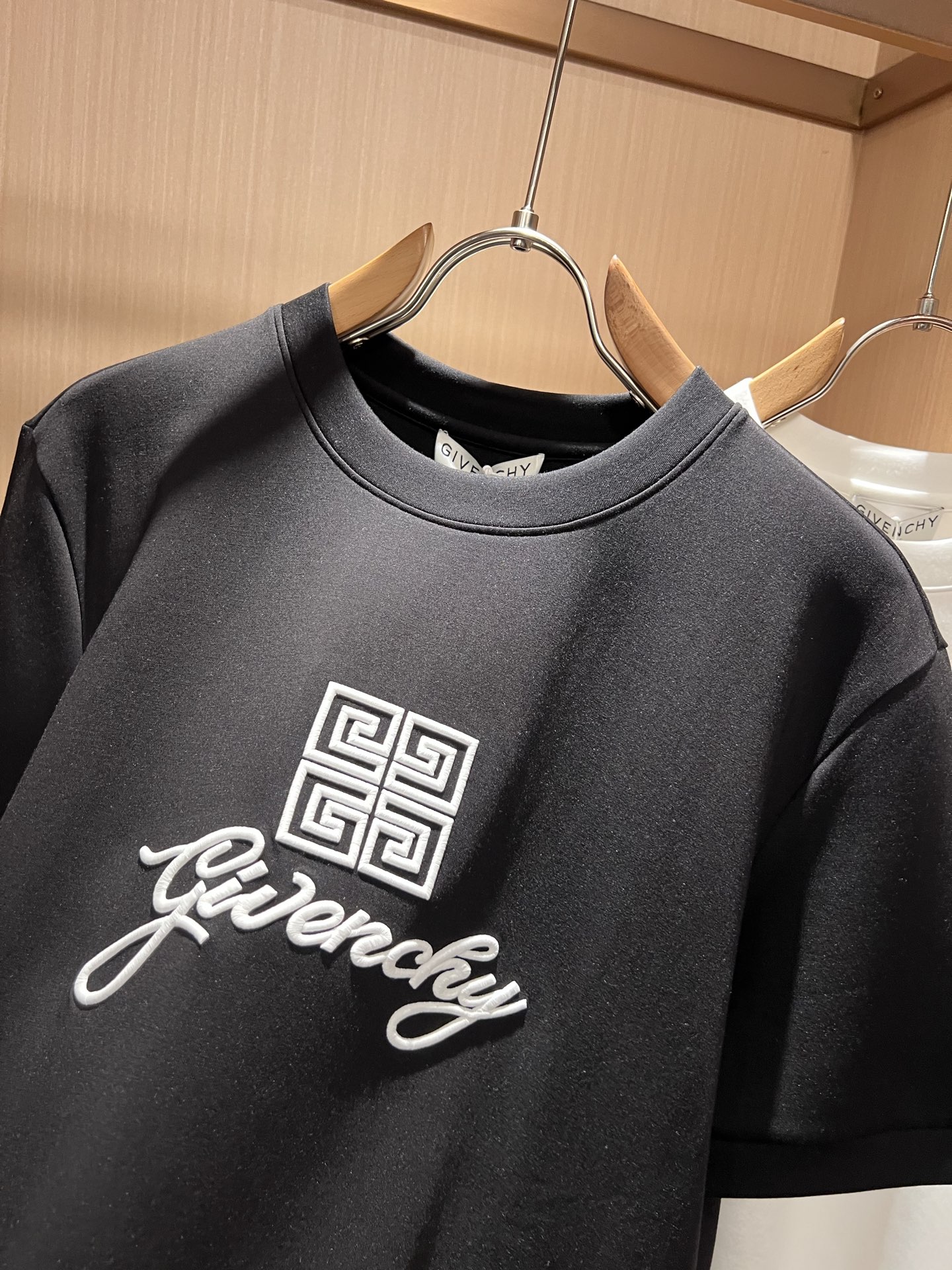 Giv*chy/纪*希2026秋冬新款男女同款👫短袖打底衫，主创时尚注入了全新时尚能量。通过探索各种题材和性感魅力，极具