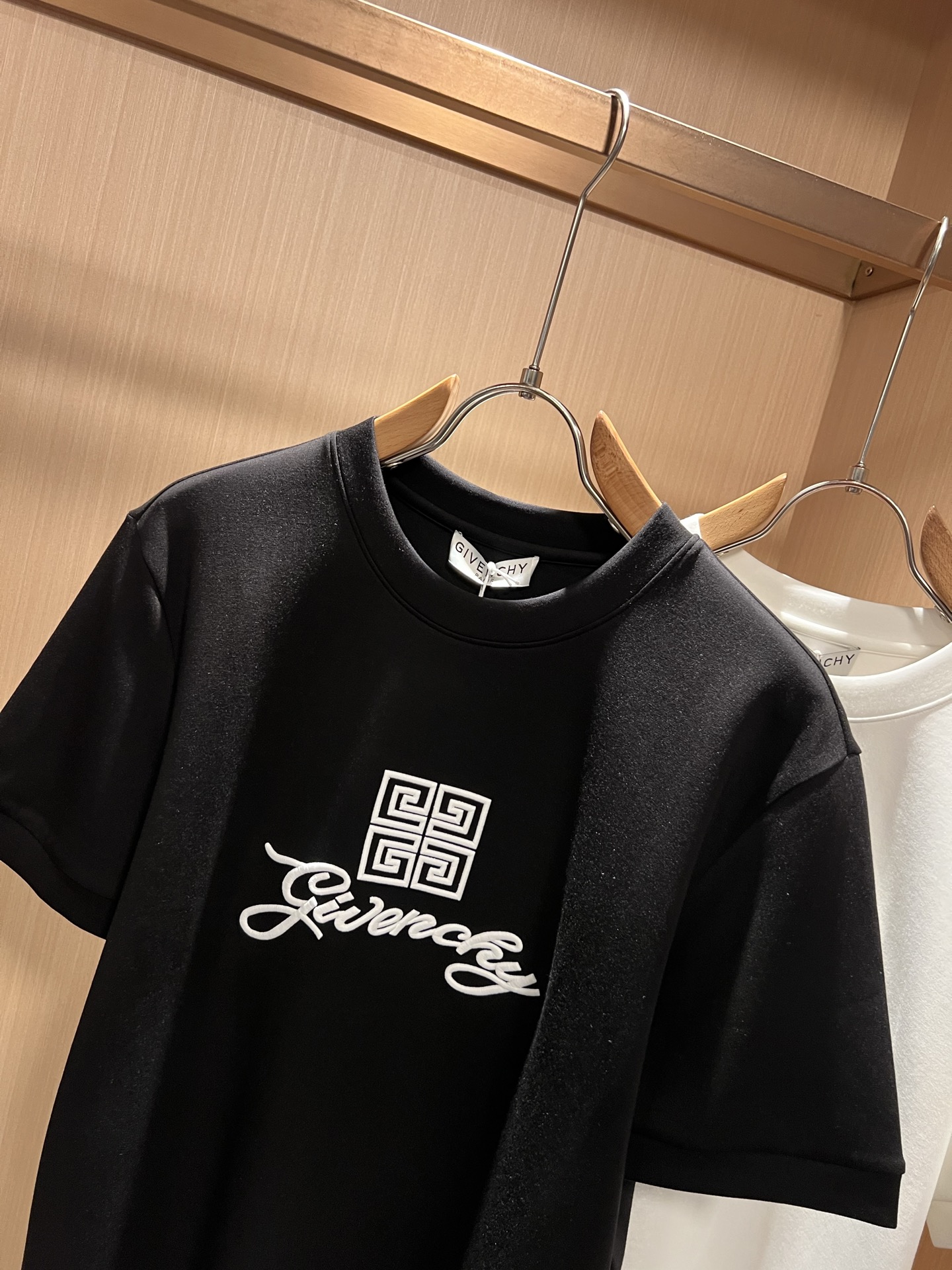 Giv*chy/纪*希2026秋冬新款男女同款👫短袖打底衫，主创时尚注入了全新时尚能量。通过探索各种题材和性感魅力，极具