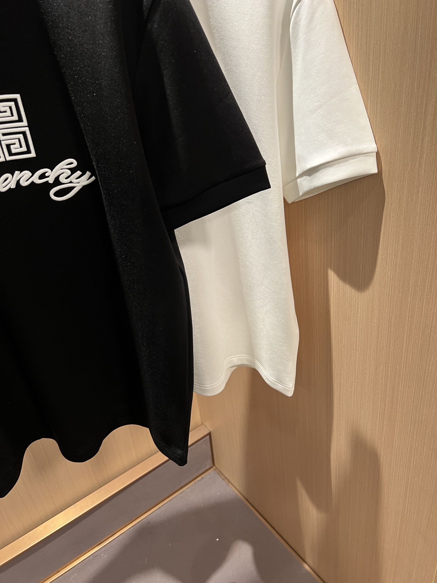 Giv*chy/纪*希2026秋冬新款男女同款👫短袖打底衫，主创时尚注入了全新时尚能量。通过探索各种题材和性感魅力，极具