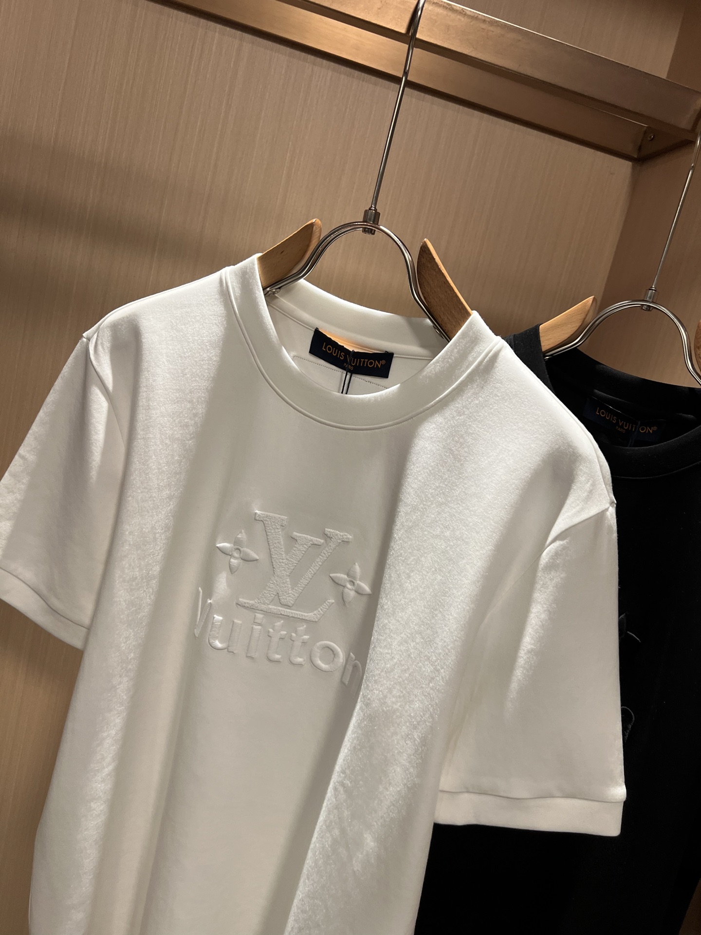 Giv*chy/纪*希2026秋冬新款男女同款👫短袖打底衫，主创时尚注入了全新时尚能量。通过探索各种题材和性感魅力，极具