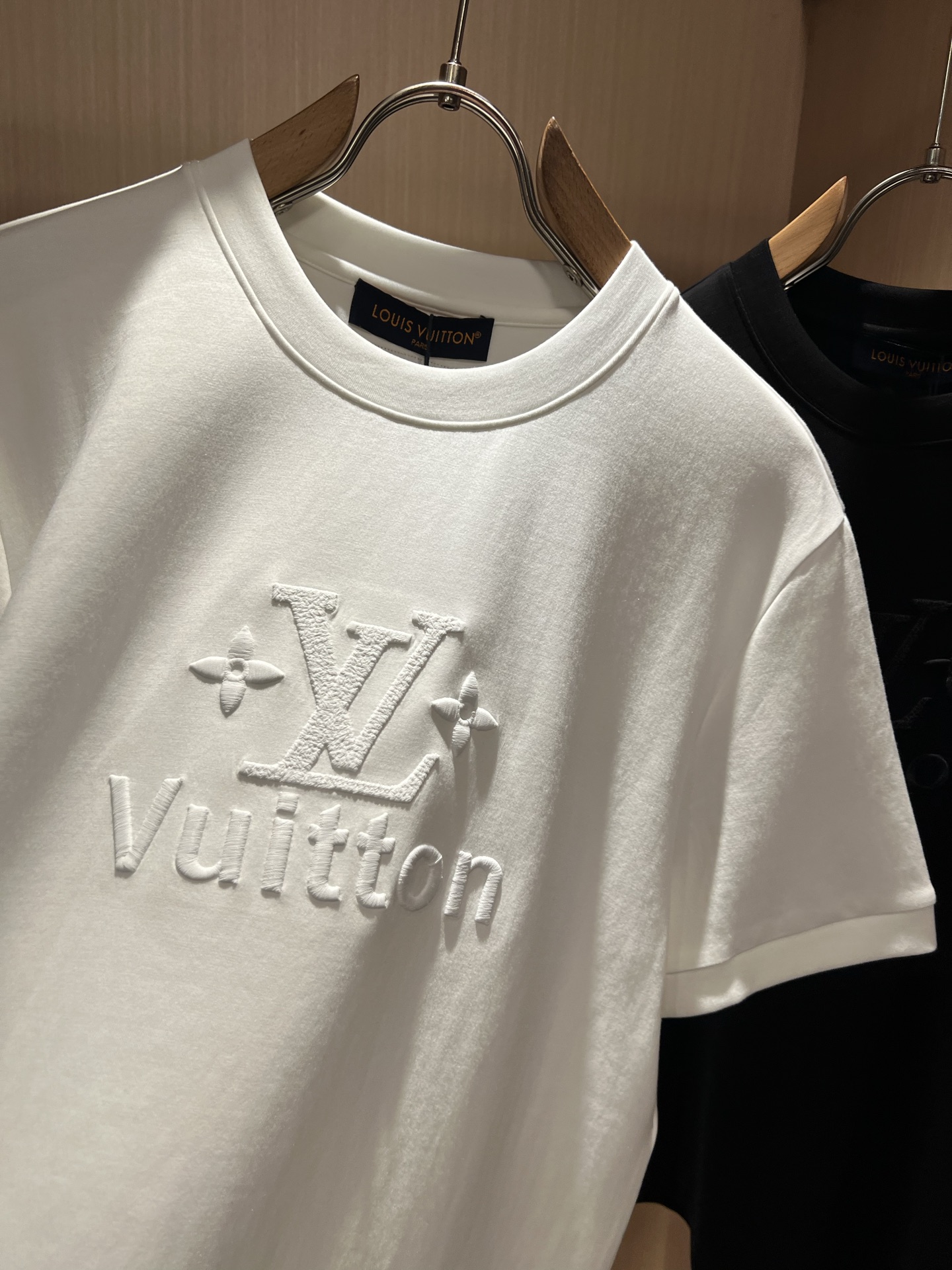Giv*chy/纪*希2026秋冬新款男女同款👫短袖打底衫，主创时尚注入了全新时尚能量。通过探索各种题材和性感魅力，极具