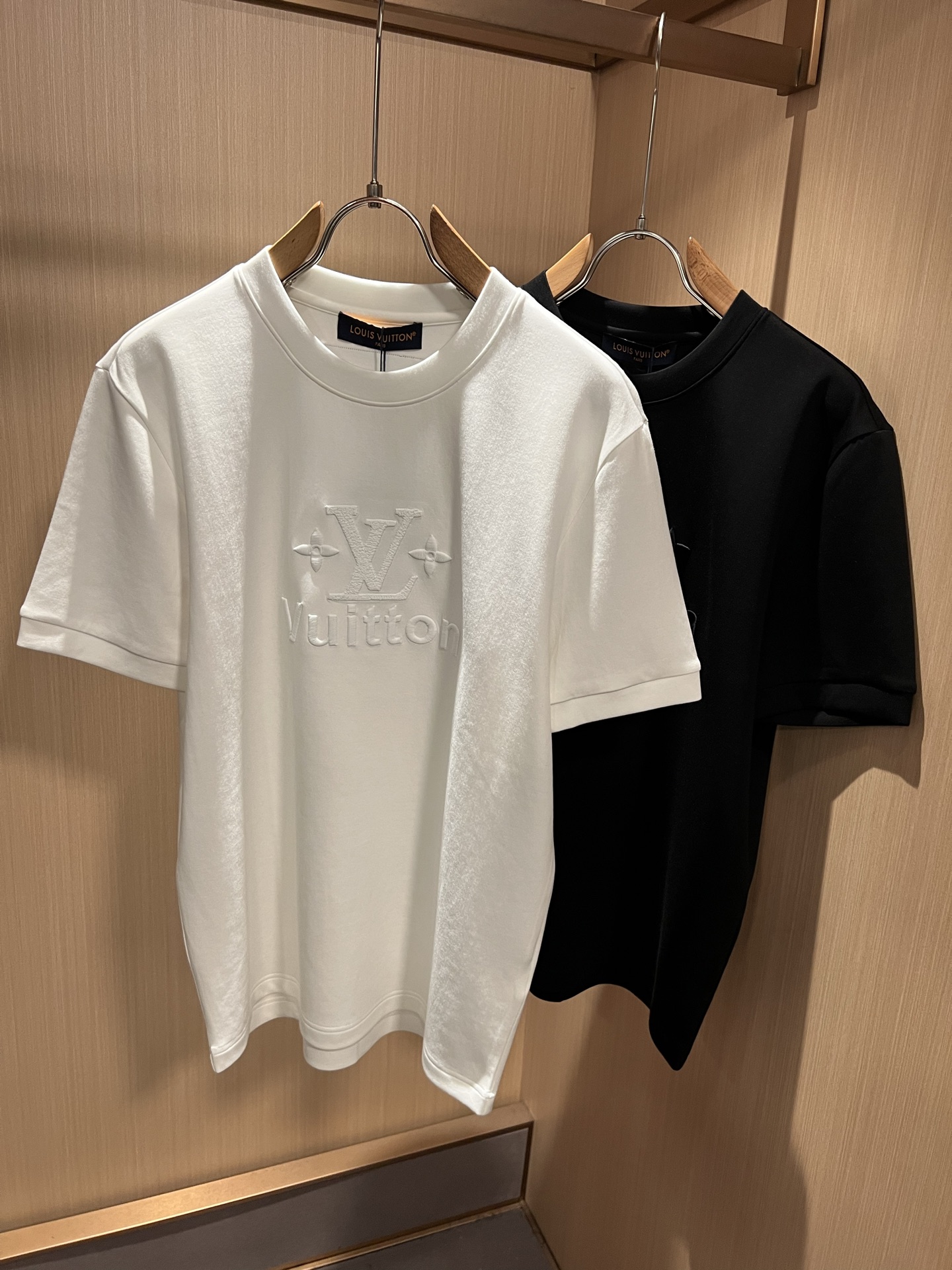 Giv*chy/纪*希2026秋冬新款男女同款👫短袖打底衫，主创时尚注入了全新时尚能量。通过探索各种题材和性感魅力，极具