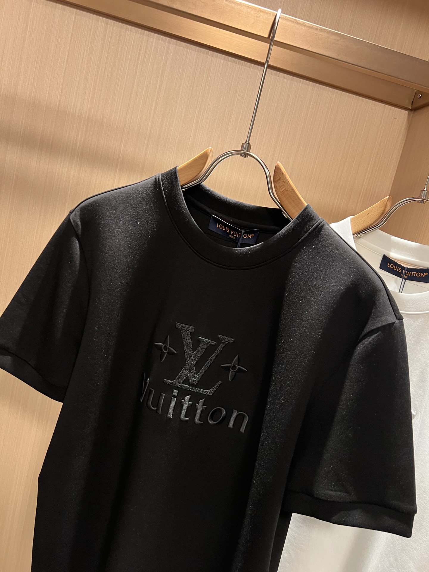Giv*chy/纪*希2026秋冬新款男女同款👫短袖打底衫，主创时尚注入了全新时尚能量。通过探索各种题材和性感魅力，极具