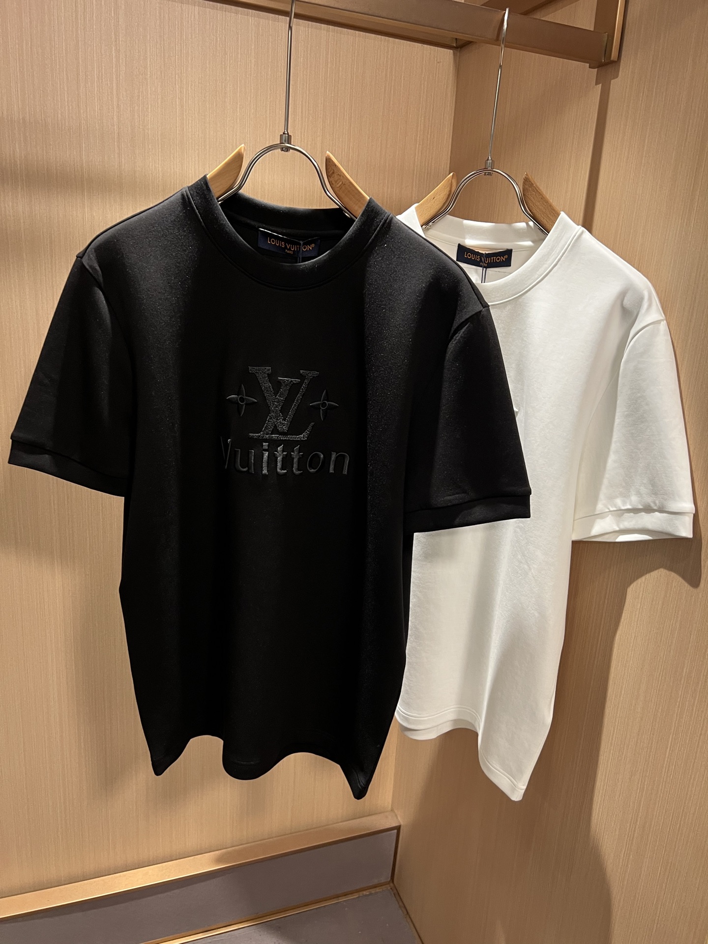 Giv*chy/纪*希2026秋冬新款男女同款👫短袖打底衫，主创时尚注入了全新时尚能量。通过探索各种题材和性感魅力，极具