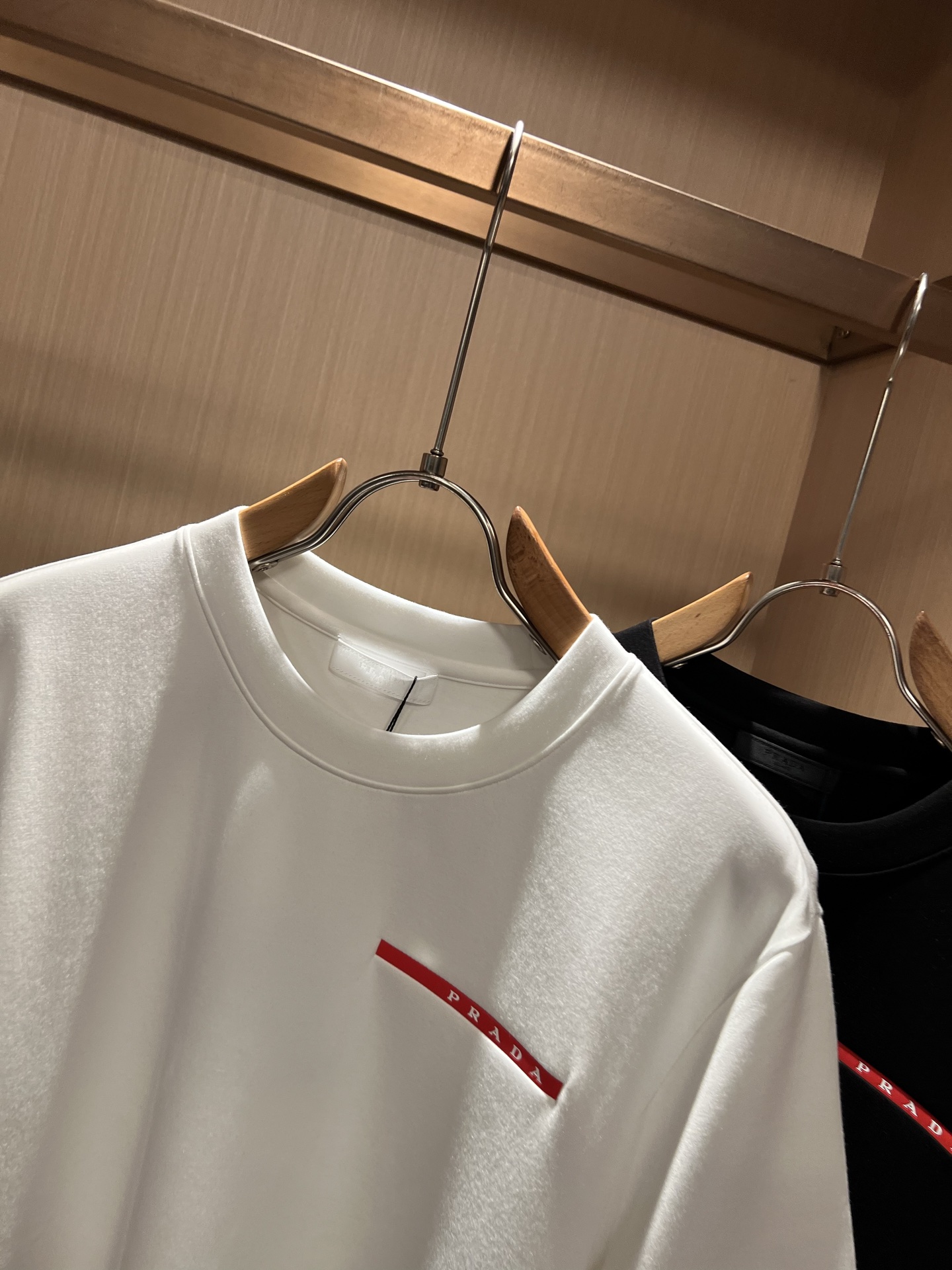 PRAD*A普*达2026秋冬新款男女同款👫短袖打底衫，最新款全网独家首上！！~既经典有时尚百搭，谁不爱啊，将经典再次展
