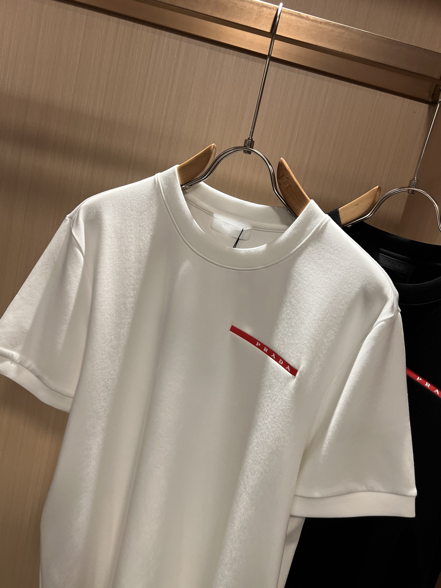 PRAD*A普*达2026秋冬新款男女同款👫短袖打底衫，最新款全网独家首上！！~既经典有时尚百搭，谁不爱啊，将经典再次展