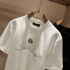 Loro Piana诺悠翩雅 2026秋冬男士最新的贸易订单打底衫,全品相!!胸前采用logo图案刺绣设计!定制婴儿绒面 Loro Piana诺悠翩雅 2026秋冬男士最新的贸易订单打底衫,全品相!!胸前采用logo图案刺绣设计!定制婴儿绒面