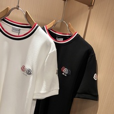 Moncler蒙口2026秋冬新款贸易订单短袖打底衫,全品相!!网红款!胸前logo图案刺绣设计!上身舒适透气,不僵硬, Moncler蒙口2026秋冬新款贸易订单短袖打底衫,全品相!!网红款!胸前logo图案刺绣设计!上身舒适透气,不僵硬,
