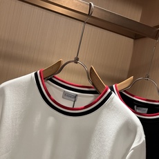 Moncler蒙口2026秋冬新款贸易订单短袖打底衫,全品相!!网红款!胸前logo图案刺绣设计!上身舒适透气,不僵硬, Moncler蒙口2026秋冬新款贸易订单短袖打底衫,全品相!!网红款!胸前logo图案刺绣设计!上身舒适透气,不僵硬,