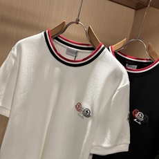 Moncler蒙口2026秋冬新款贸易订单短袖打底衫,全品相!!网红款!胸前logo图案刺绣设计!上身舒适透气,不僵硬, Moncler蒙口2026秋冬新款贸易订单短袖打底衫,全品相!!网红款!胸前logo图案刺绣设计!上身舒适透气,不僵硬,