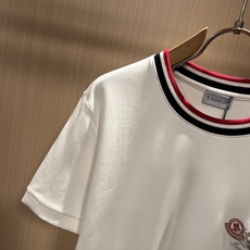 Moncler蒙口2026秋冬新款贸易订单短袖打底衫,全品相!!网红款!胸前logo图案刺绣设计!上身舒适透气,不僵硬, Moncler蒙口2026秋冬新款贸易订单短袖打底衫,全品相!!网红款!胸前logo图案刺绣设计!上身舒适透气,不僵硬,