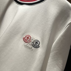 Moncler蒙口2026秋冬新款贸易订单短袖打底衫,全品相!!网红款!胸前logo图案刺绣设计!上身舒适透气,不僵硬, Moncler蒙口2026秋冬新款贸易订单短袖打底衫,全品相!!网红款!胸前logo图案刺绣设计!上身舒适透气,不僵硬,