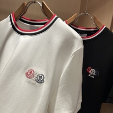 Moncler蒙口2026秋冬新款贸易订单短袖打底衫,全品相!!网红款!胸前logo图案刺绣设计!上身舒适透气,不僵硬, Moncler蒙口2026秋冬新款贸易订单短袖打底衫,全品相!!网红款!胸前logo图案刺绣设计!上身舒适透气,不僵硬,