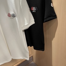 Moncler蒙口2026秋冬新款贸易订单短袖打底衫,全品相!!网红款!胸前logo图案刺绣设计!上身舒适透气,不僵硬, Moncler蒙口2026秋冬新款贸易订单短袖打底衫,全品相!!网红款!胸前logo图案刺绣设计!上身舒适透气,不僵硬,