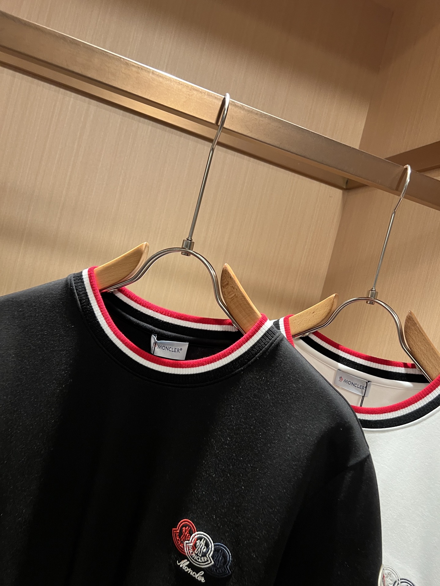 Moncler蒙口2026秋冬新款贸易订单短袖打底衫，全品相！！网红款！胸前logo图案刺绣设计！上身舒适透气，不僵硬，