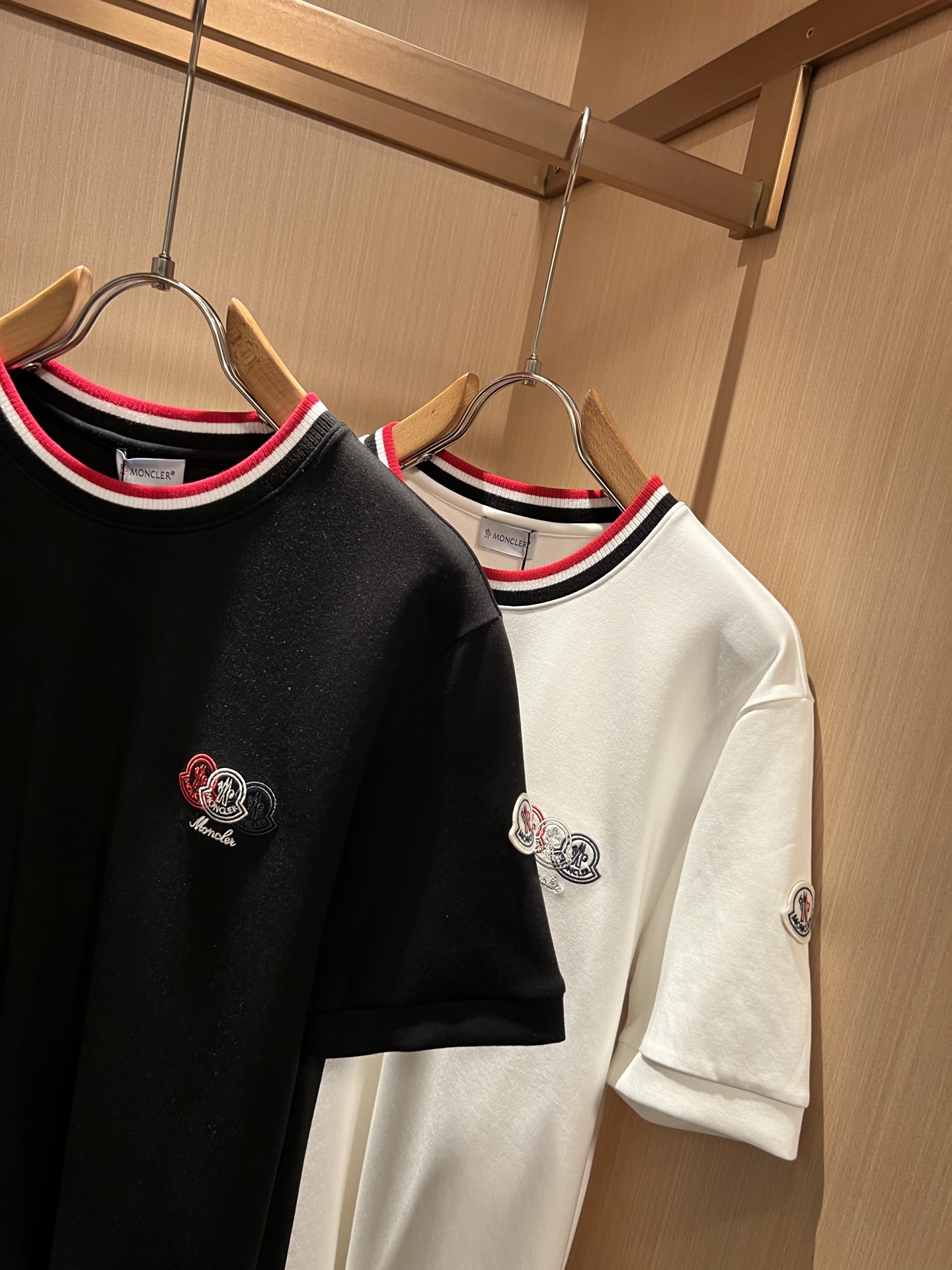 Moncler蒙口2026秋冬新款贸易订单短袖打底衫，全品相！！网红款！胸前logo图案刺绣设计！上身舒适透气，不僵硬，