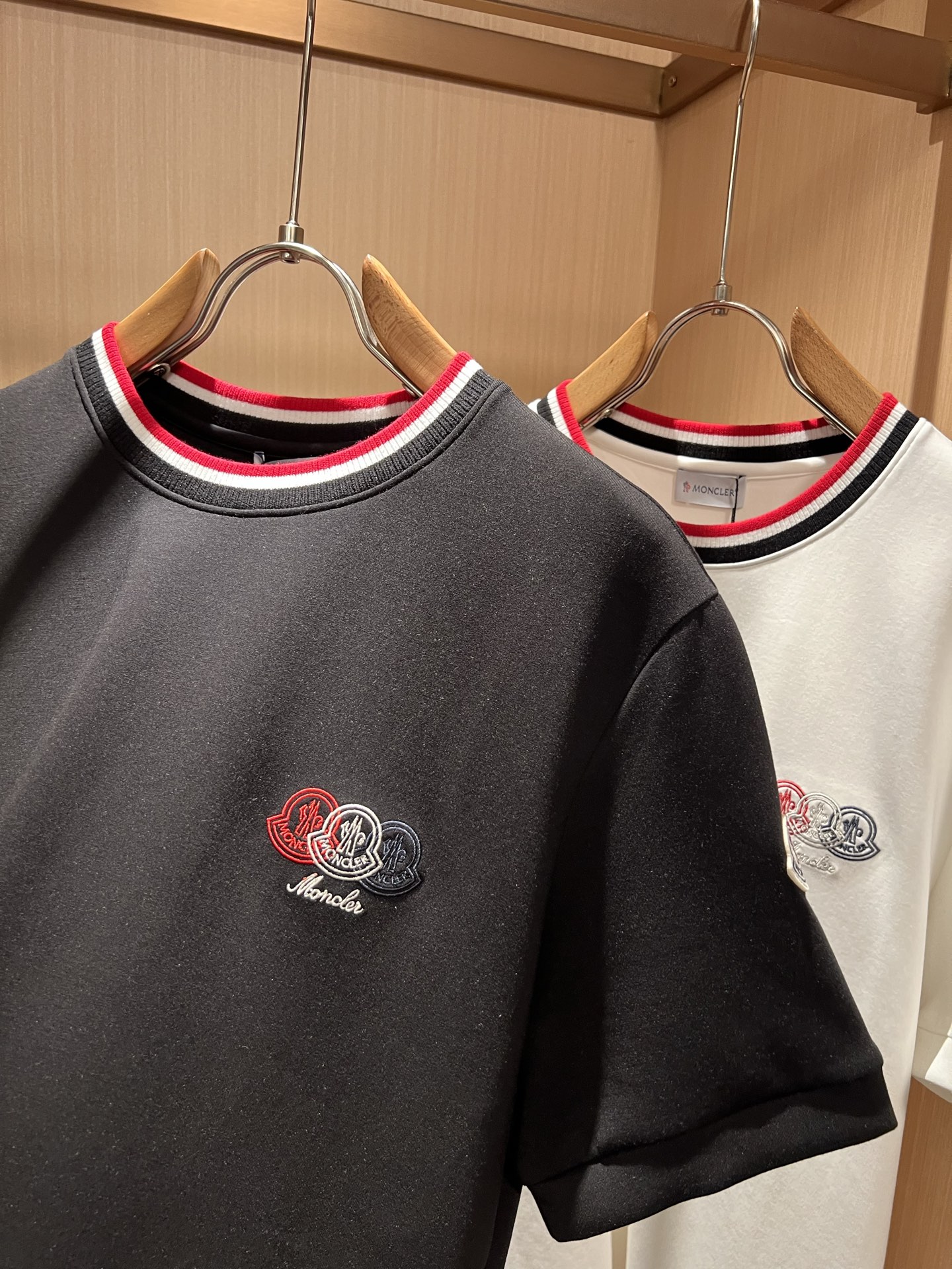 Moncler蒙口2026秋冬新款贸易订单短袖打底衫，全品相！！网红款！胸前logo图案刺绣设计！上身舒适透气，不僵硬，