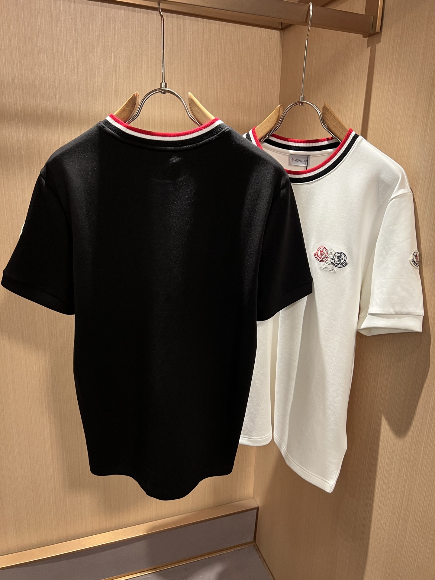 Moncler蒙口2026秋冬新款贸易订单短袖打底衫，全品相！！网红款！胸前logo图案刺绣设计！上身舒适透气，不僵硬，