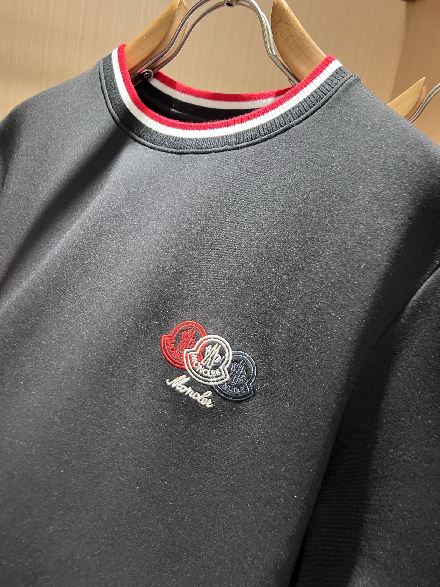 Moncler蒙口2026秋冬新款贸易订单短袖打底衫，全品相！！网红款！胸前logo图案刺绣设计！上身舒适透气，不僵硬，