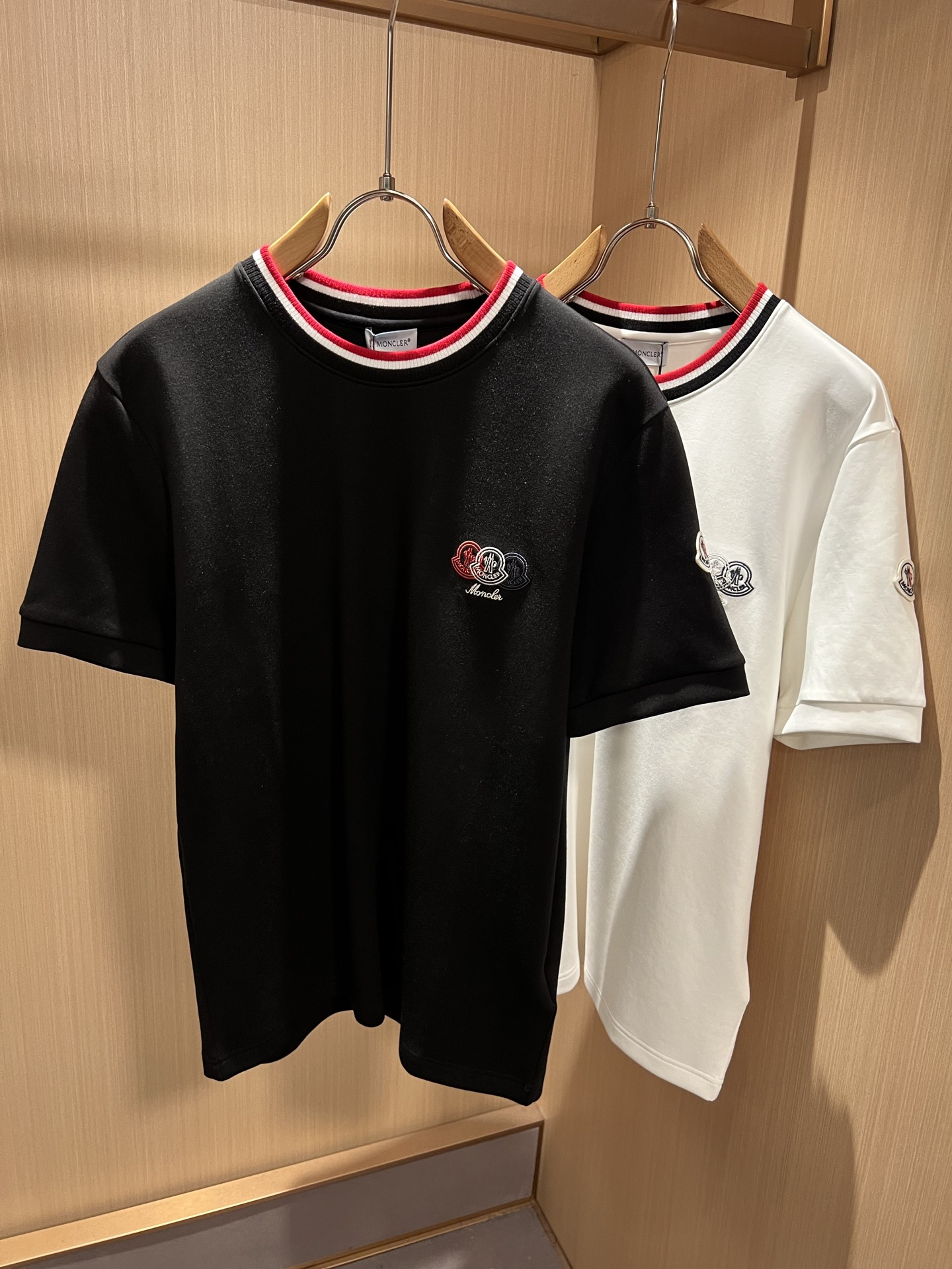 Moncler蒙口2026秋冬新款贸易订单短袖打底衫，全品相！！网红款！胸前logo图案刺绣设计！上身舒适透气，不僵硬，