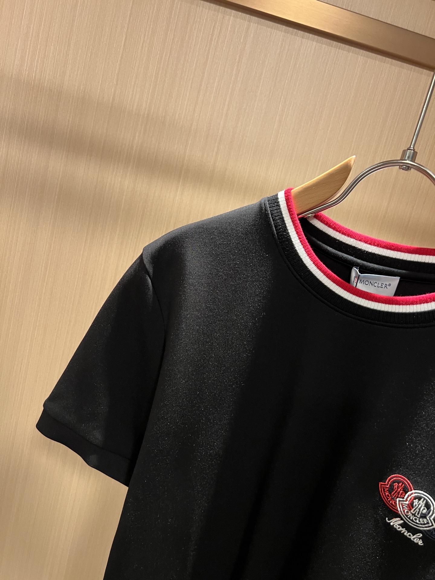 Moncler蒙口2026秋冬新款贸易订单短袖打底衫，全品相！！网红款！胸前logo图案刺绣设计！上身舒适透气，不僵硬，