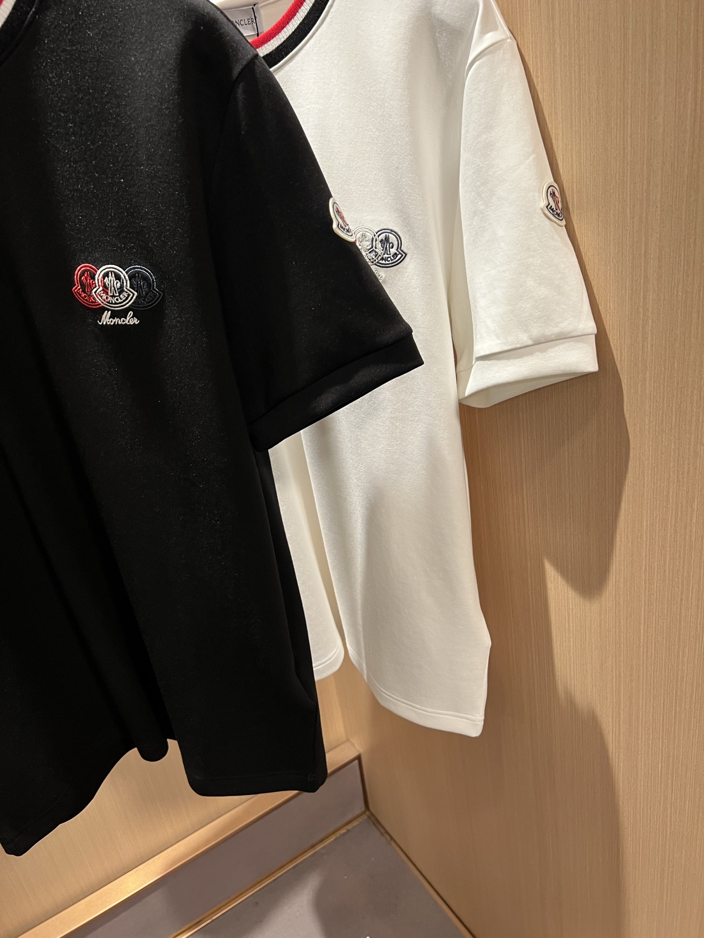 Moncler蒙口2026秋冬新款贸易订单短袖打底衫，全品相！！网红款！胸前logo图案刺绣设计！上身舒适透气，不僵硬，