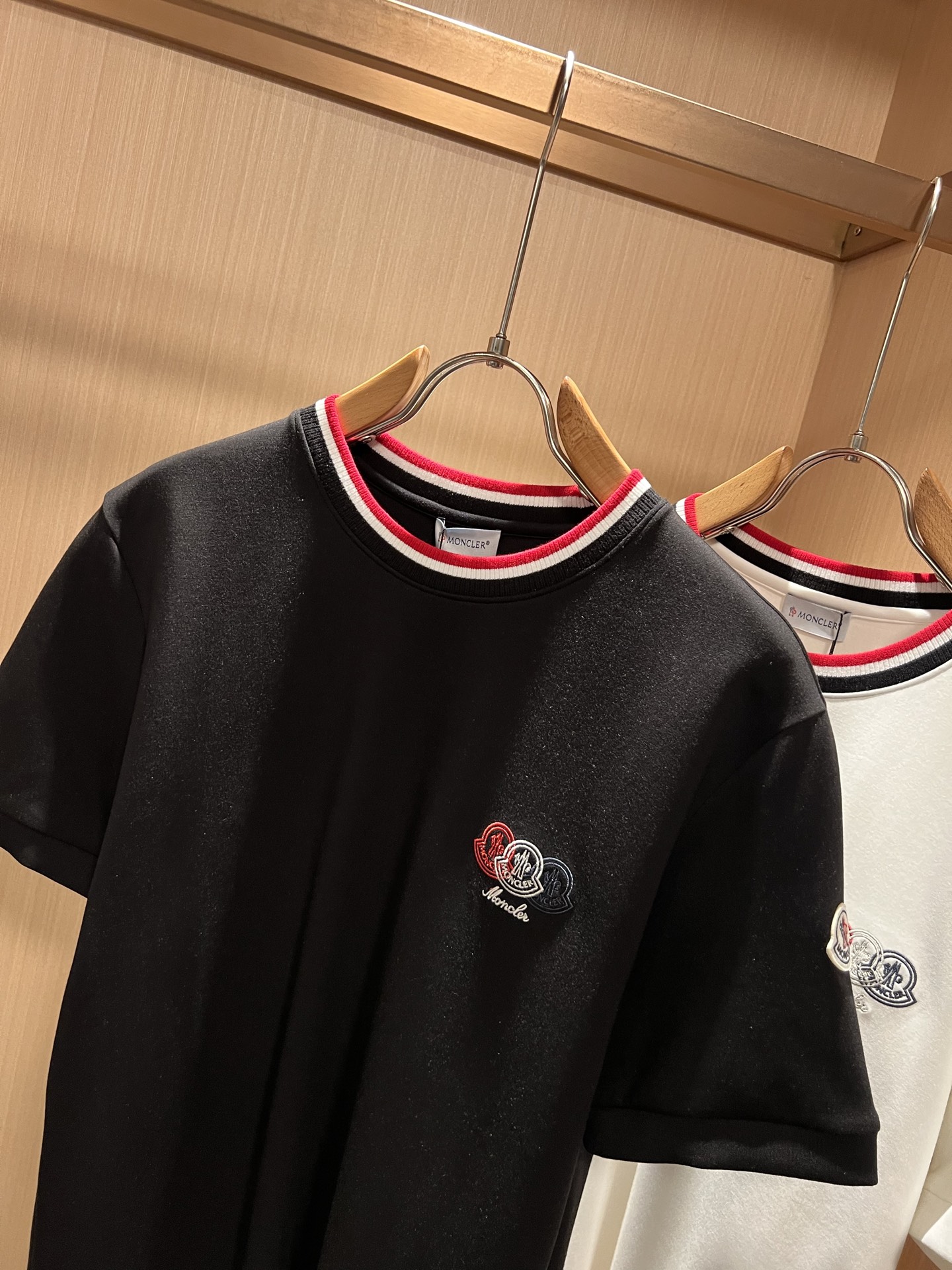 Moncler蒙口2026秋冬新款贸易订单短袖打底衫，全品相！！网红款！胸前logo图案刺绣设计！上身舒适透气，不僵硬，