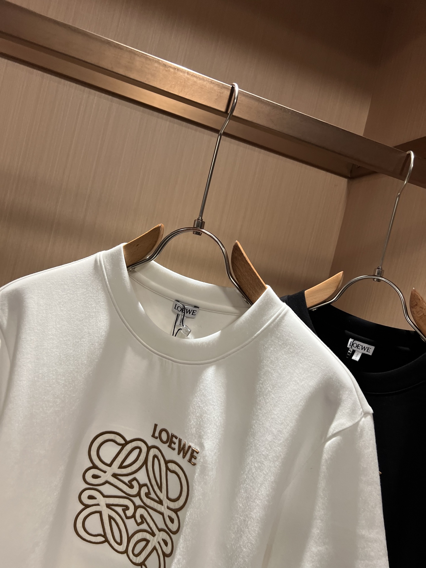 LOE*WE罗*威 2026秋冬男女同款👫打底衫，意大利原厂订单渠道，极具个性高级风，标志logo图案刺绣工艺设计！最新