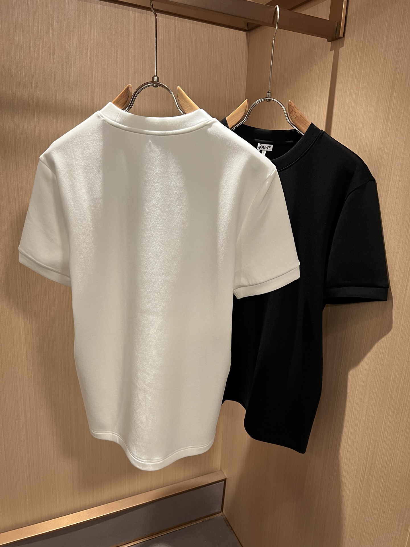 LOE*WE罗*威 2026秋冬男女同款👫打底衫，意大利原厂订单渠道，极具个性高级风，标志logo图案刺绣工艺设计！最新