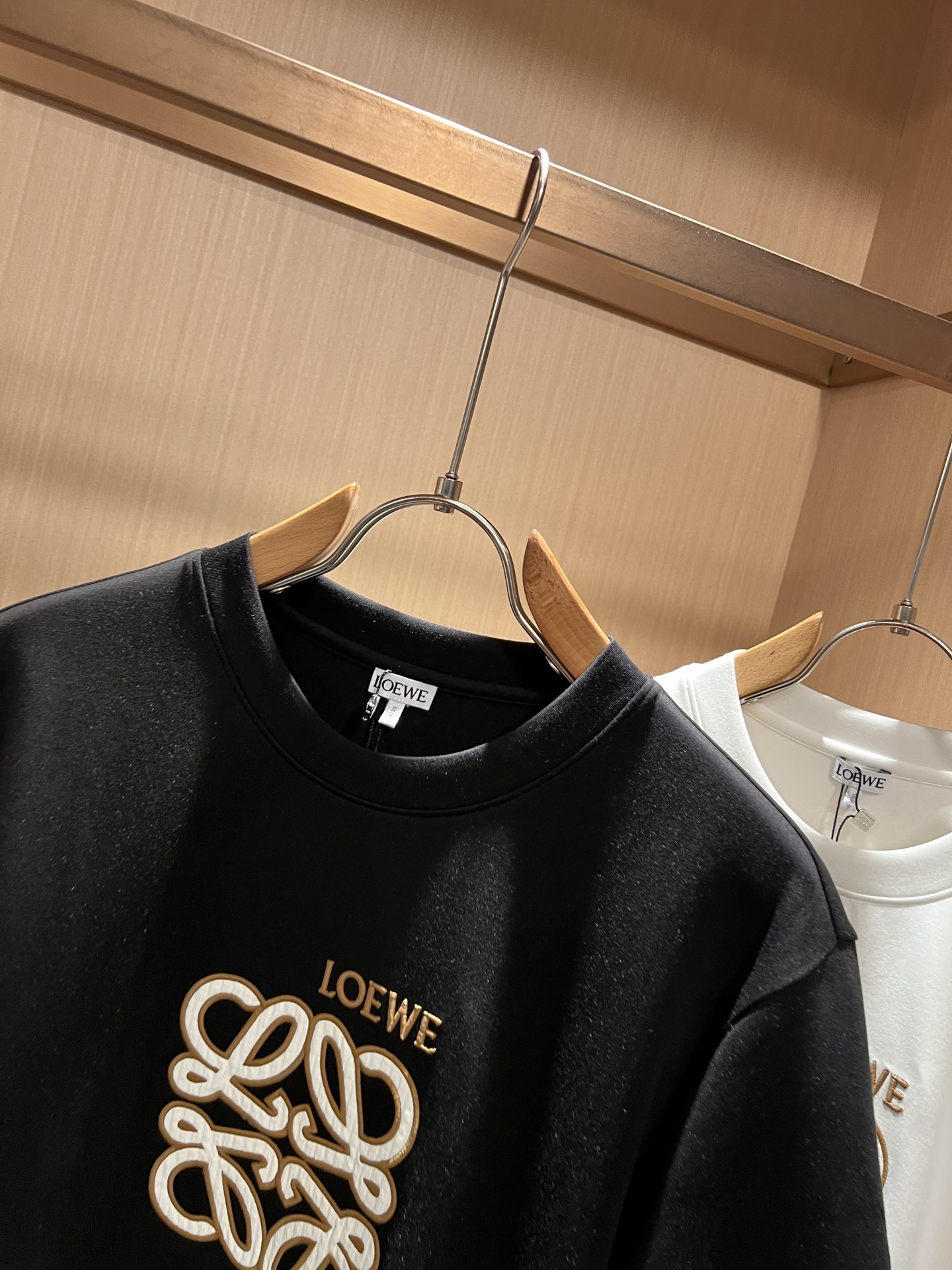 LOE*WE罗*威 2026秋冬男女同款👫打底衫，意大利原厂订单渠道，极具个性高级风，标志logo图案刺绣工艺设计！最新