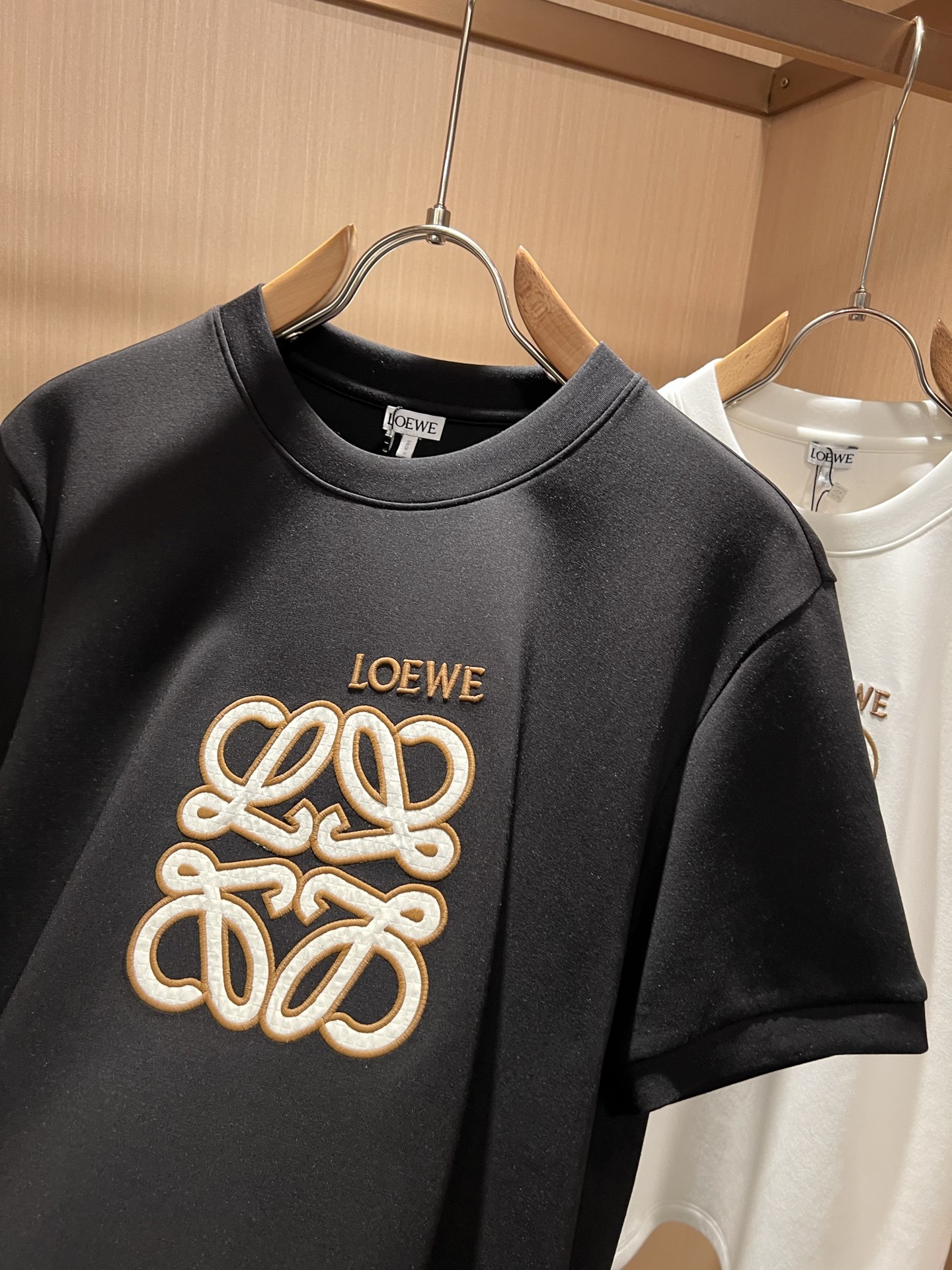 LOE*WE罗*威 2026秋冬男女同款👫打底衫，意大利原厂订单渠道，极具个性高级风，标志logo图案刺绣工艺设计！最新