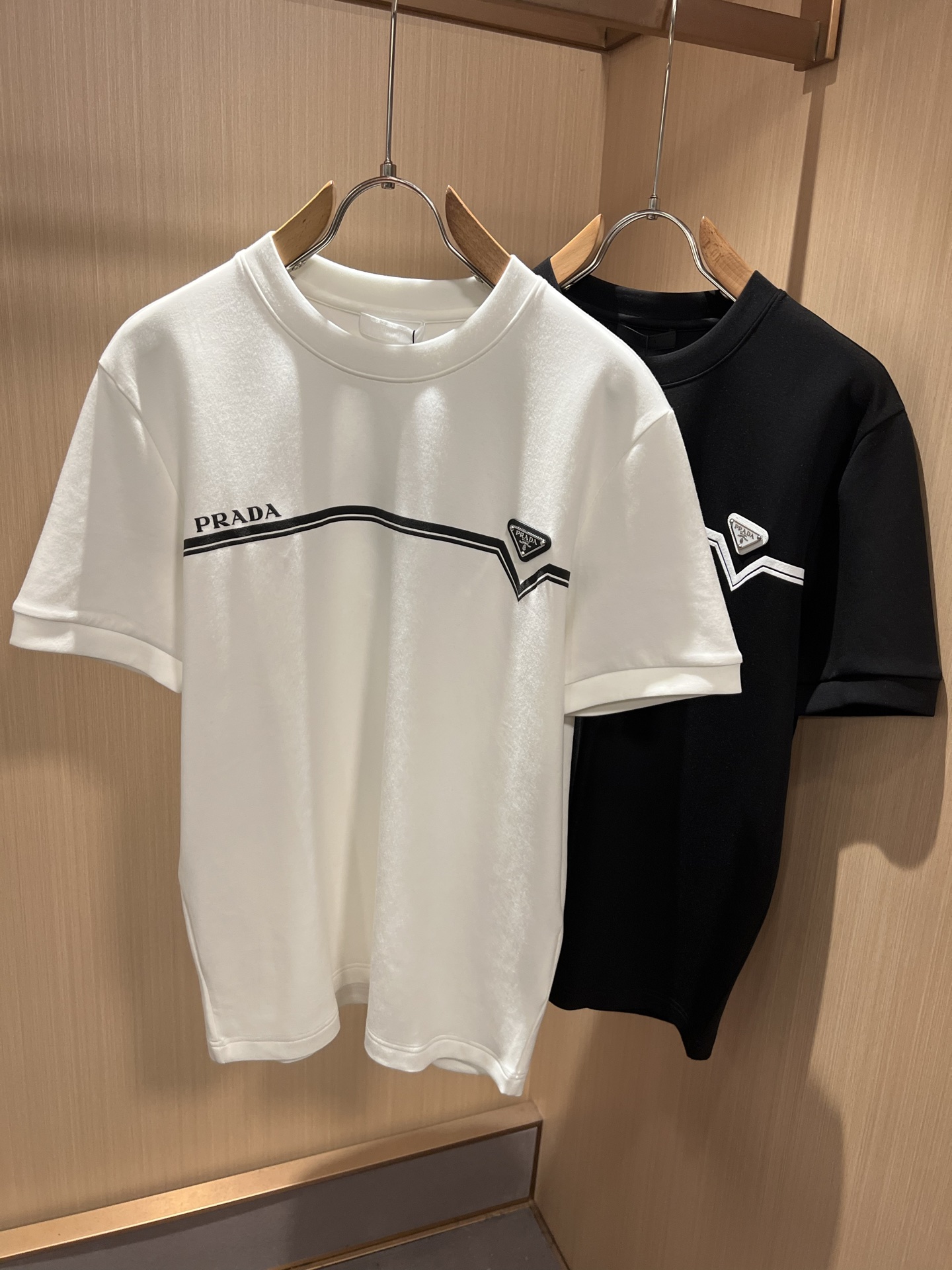 PRAD*A普*达2026秋冬新款男女同款👫短袖打底衫，最新款全网独家首上！！~既经典有时尚百搭，谁不爱啊，将经典再次展