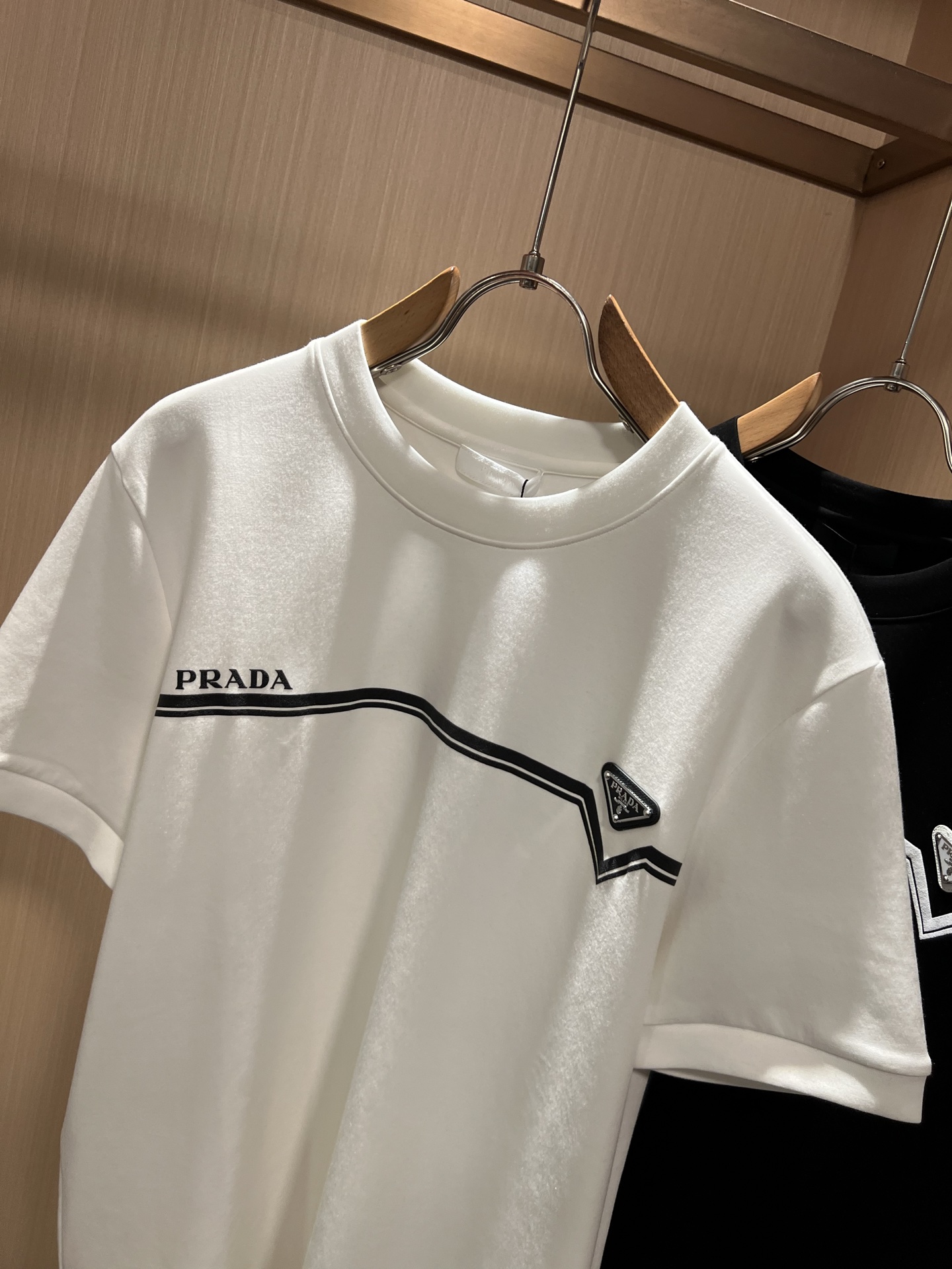 PRAD*A普*达2026秋冬新款男女同款👫短袖打底衫，最新款全网独家首上！！~既经典有时尚百搭，谁不爱啊，将经典再次展