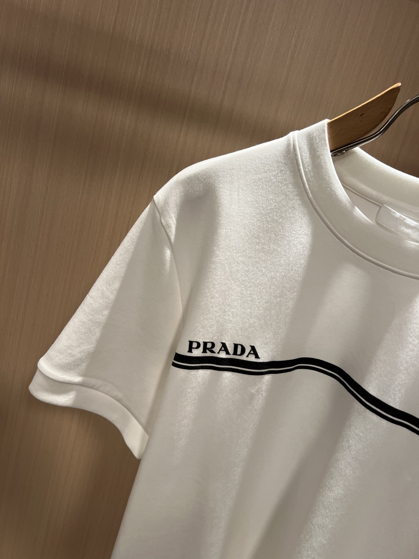 PRAD*A普*达2026秋冬新款男女同款👫短袖打底衫，最新款全网独家首上！！~既经典有时尚百搭，谁不爱啊，将经典再次展