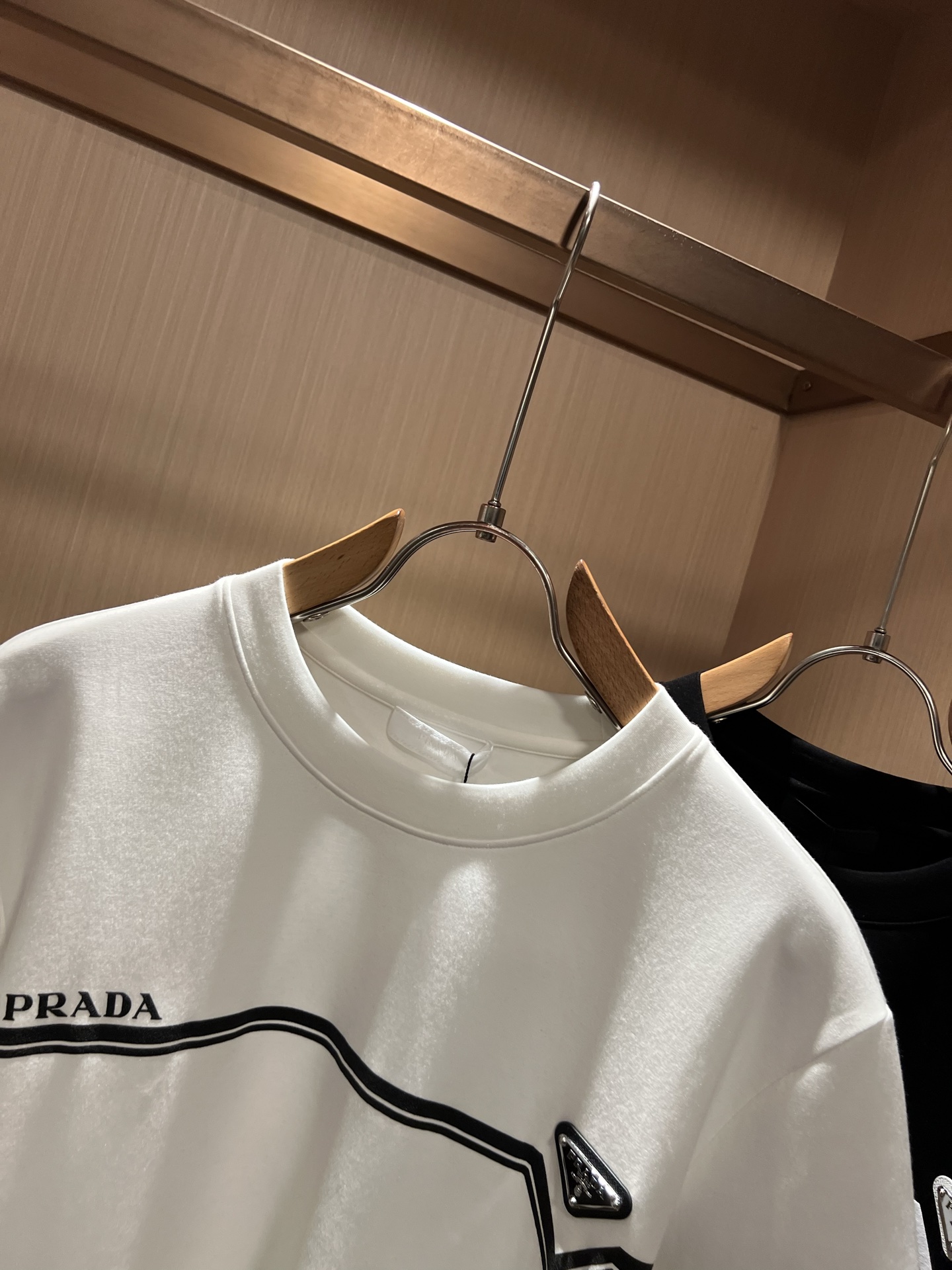 PRAD*A普*达2026秋冬新款男女同款👫短袖打底衫，最新款全网独家首上！！~既经典有时尚百搭，谁不爱啊，将经典再次展