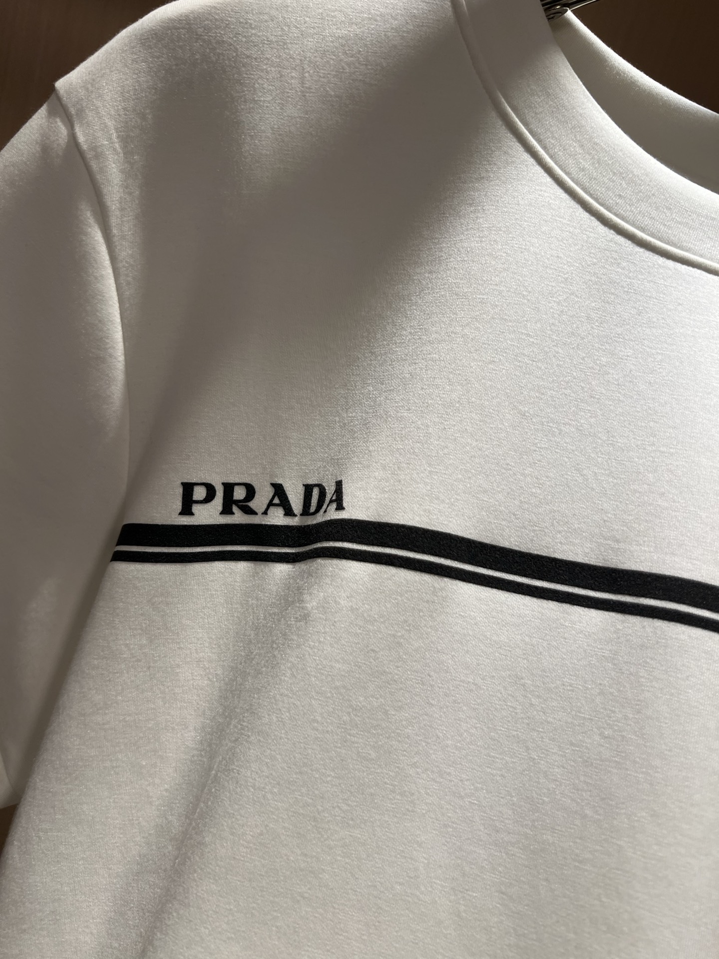 PRAD*A普*达2026秋冬新款男女同款👫短袖打底衫，最新款全网独家首上！！~既经典有时尚百搭，谁不爱啊，将经典再次展