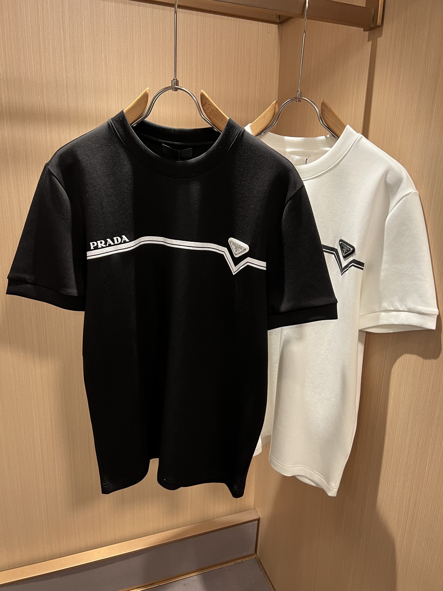 PRAD*A普*达2026秋冬新款男女同款👫短袖打底衫，最新款全网独家首上！！~既经典有时尚百搭，谁不爱啊，将经典再次展