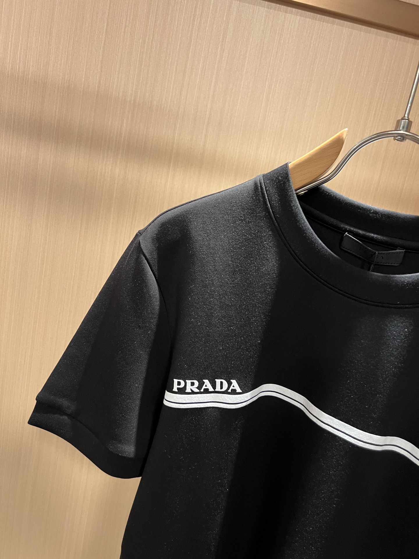 PRAD*A普*达2026秋冬新款男女同款👫短袖打底衫，最新款全网独家首上！！~既经典有时尚百搭，谁不爱啊，将经典再次展