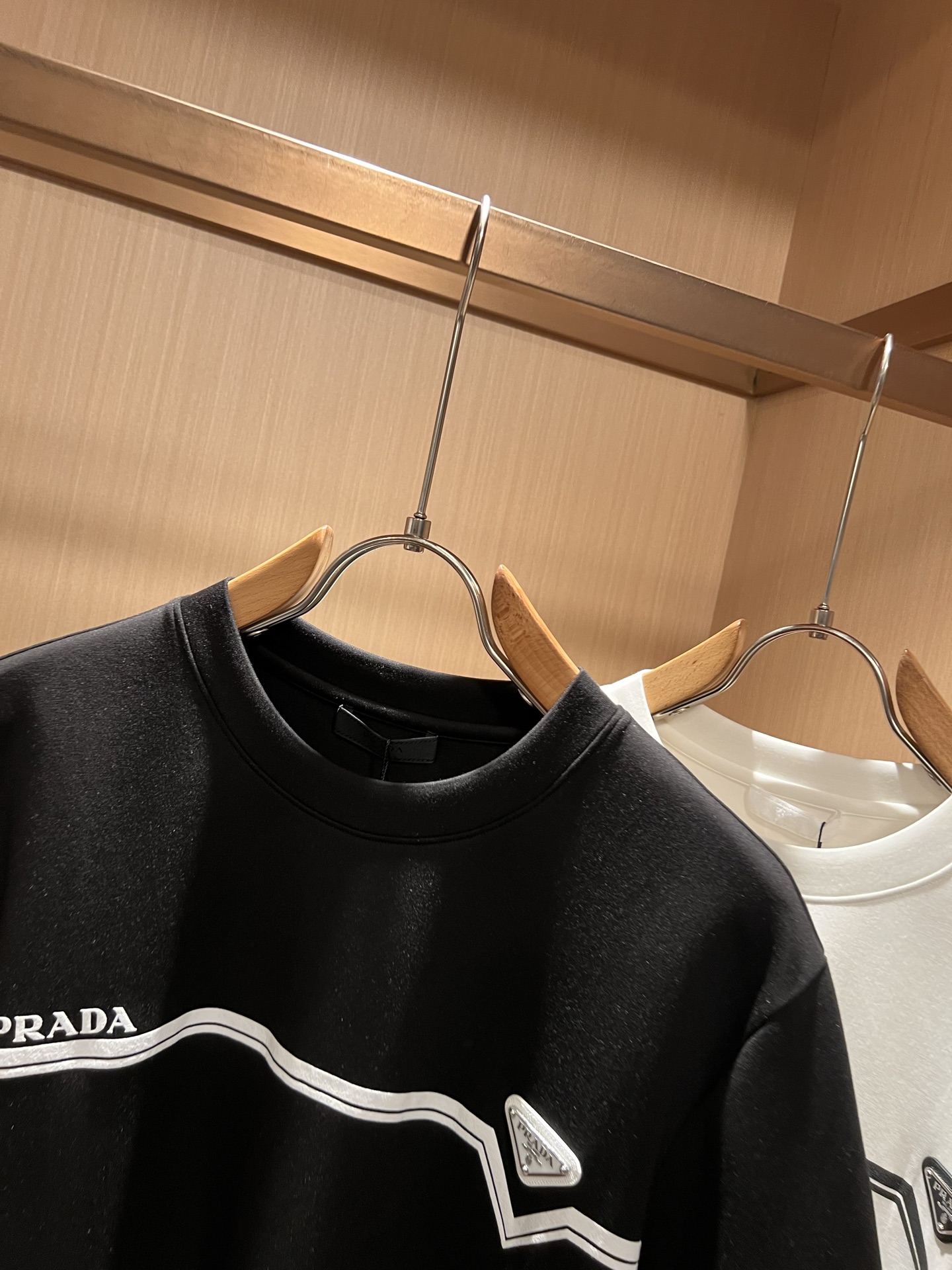 PRAD*A普*达2026秋冬新款男女同款👫短袖打底衫，最新款全网独家首上！！~既经典有时尚百搭，谁不爱啊，将经典再次展
