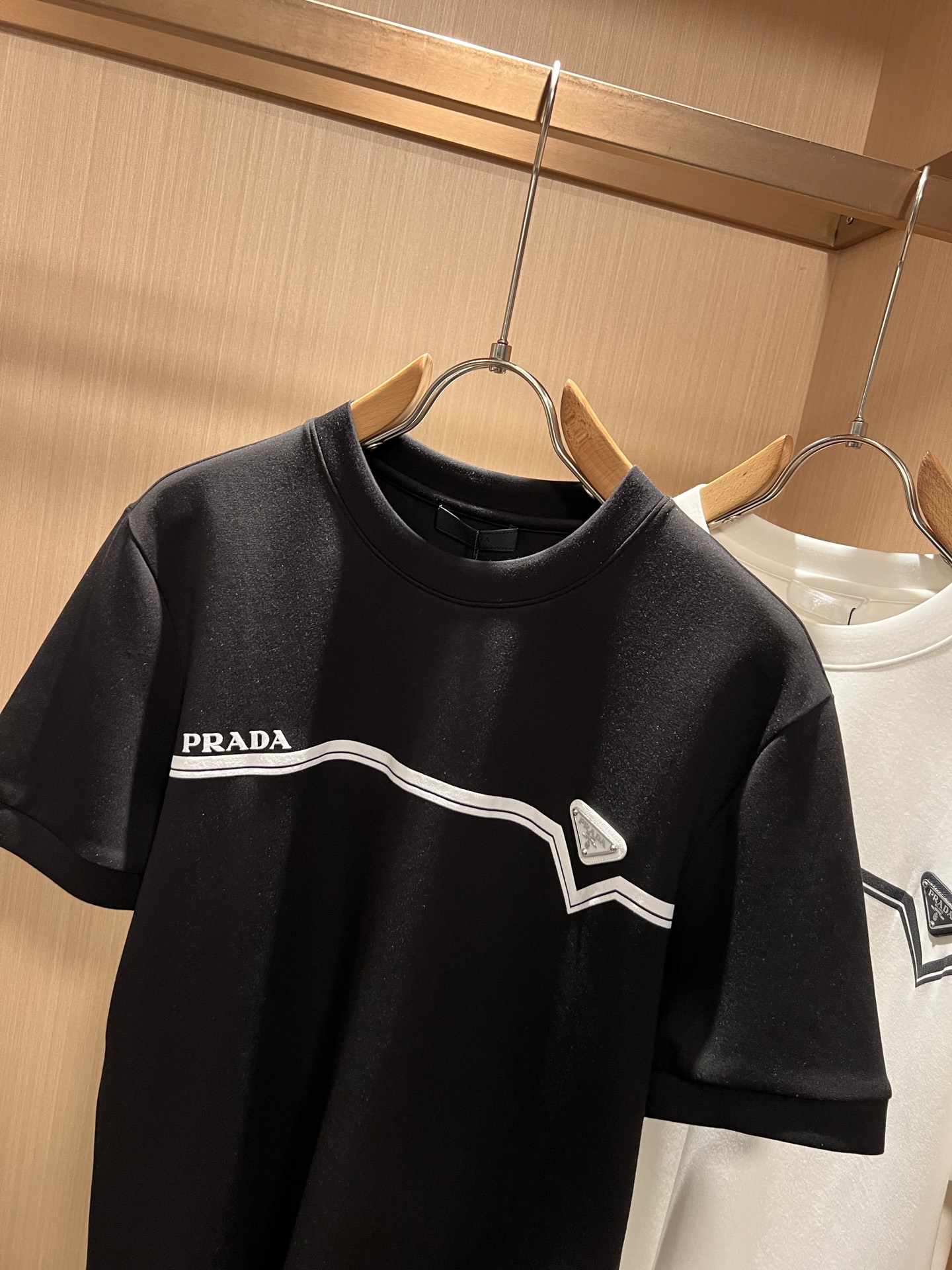 PRAD*A普*达2026秋冬新款男女同款👫短袖打底衫，最新款全网独家首上！！~既经典有时尚百搭，谁不爱啊，将经典再次展